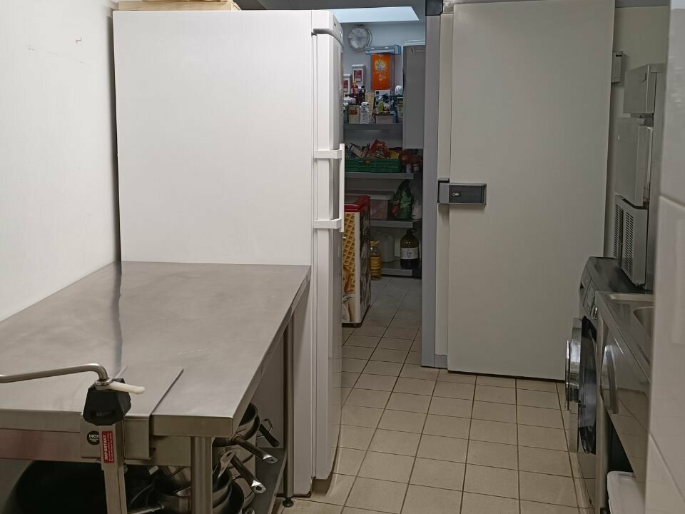 Fonds de commerce d’un restaurant semi gastronomique à vendre dans la région touristique de la Vallée de la Dordogne, au cœur d’un village dynamique.

- Capacité de 35 couverts en salle (80 m²) et 40 couverts en terrasse (50 m²)
- Ouvert actuellement 9 mois de l’année de février à fin octobre.
- Possibilité d’être ouvert à l’année car forte demande pour les vacances scolaires et fêtes de fin d’année notamment.

Le restaurant est référencé au Michelin et dispose d’une clientèle fidélisée.

Le bien est idéal pour un couple, avec juste des employés pour la saison en CDD.

Le restaurant est situé sur une commune dynamique (plus de 500000 visiteurs/an), élue 'Plus Beau village de France', en Vallée de la Dordogne, territoire touristique et économique d'envergure du nord du Lot en Occitanie. 

Sur un axe stratégique, à proximité de Rocamadour, de Padirac et de Sarlat en Périgord, la commune dispose d'un tissu économique riche et dispose de tous les commerces et services nécessaires.