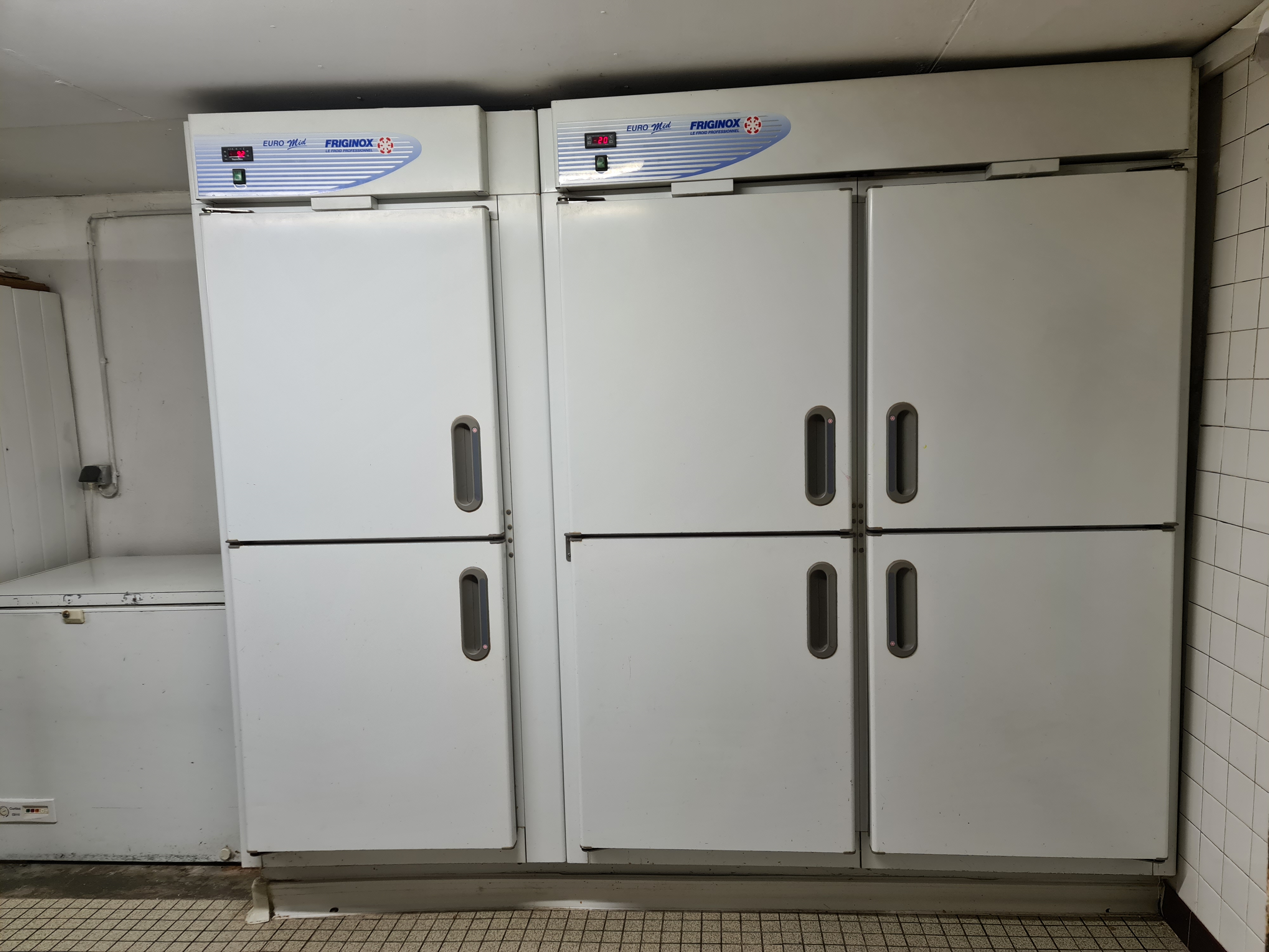 Vous rêvez de vous lancer alors n'hésitez plus… Nous vous proposons cette belle Pâtisserie - Chocolaterie - Confiserie - Glacerie  située sur l'Avenue Principale d'une petite ville de Bourgogne sur l'Axe RCEA et de la gare TGV à 1h30 de Paris et 40 mn de Lyon.
Beau magasin de 24M² rénové en 2018 avec deux laboratoires offrant une surface de travail de 64 M².
Equipement en parfait état (détail sur demande) ainsi qu'au magasin, vitrine réfrigérée, armoire négative ou positive, vitrine chocolat.
Excellente rentabilité, clientèle fidélisée depuis notre installation il y a 33 ans.
A l'étage se trouve deux pièces servant actuellement de stockage avec salle de bain et  WC mais pouvant servir de logement pour commencer.
Bail renouvelé en 2020 avec loyer mensuel de 550 €
Pris de vente hors stock 80 K€.
Conditions attractives, n'hésitez pas à nous contacter pour tout renseignement.