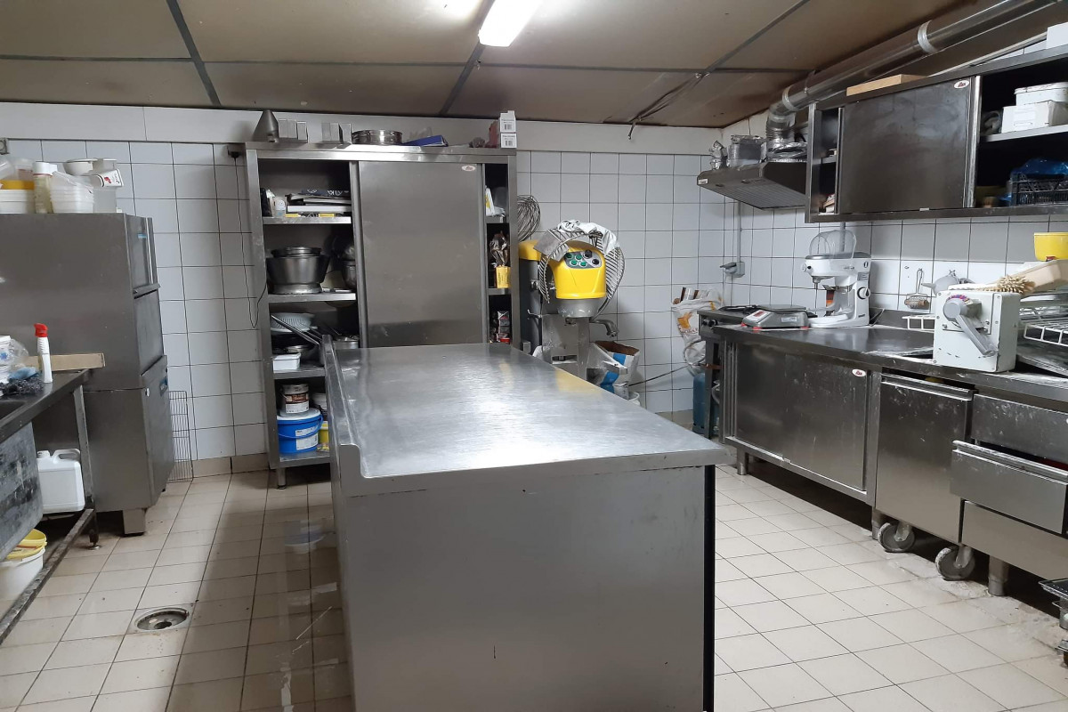 A vendre fonds de commerce Boulanger Pâtisserie au centre-ville de Rochechouart. 
Située dans une zone avec commerce,  parking devant la boutique. 
Jolie affaire bien placée,  potentiel de développement (coin snacking)
Four à 6 Bouches au gaz (de 19999)
Achat des murs possible ou loyer de 700 euros par mois.
Le bâtiment ne possède pas de logement 
Chiffre d'affaires 181k?
Prix TTC: 110 K? négociable