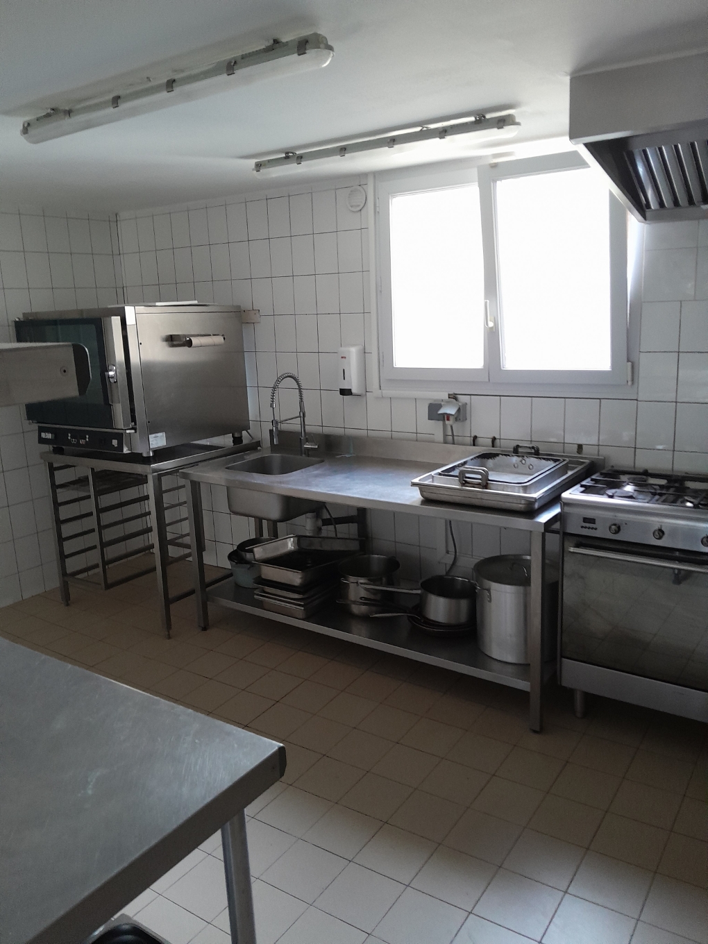 A LOUER 
Restaurant-bar avec Licence IV et Agence Postale

Le site comprend 
- un bâtiment principal comprenant
        au rez-de-chaussé, une salle bar-restaurant, une 2ème salle, une agence postale, une cuisine équipée, une plonge et un local de stockage froid (avec chambre froide et congélateur) 
        à l'étage, un logement composé d'une pièce à vivre et d'une grande chambre
- un bâtiment annexe avec une salle de réception et ses toilettes
- une terrasse semi-couverte qui relie les 2 bâtiments
- une annexe pour du stockage non alimentaire
- le tout entouré de terrain