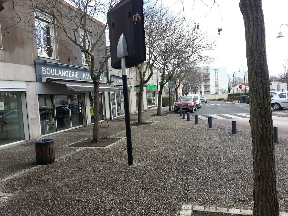 A louer local vide tous commerces, alimentaire ou non alimentaire
Anciennement une boulangerie-pâtisserie artisanale
Peut également convenir pour un opticien, ou un vétérinaire.....
Surface totale 185 m2.
Une grande baie vitrée en façade + grande porte d'entrée
Une autre baie vitrée avec porte d'entrée pouvant servir de porte de sortie.
Accès PMR, entrée et sanitaire.
Possibilité de terrasse extérieure
Plusieurs places de parking gratuites

Loyer mensuel HT hors charges 1 700,00 €

Regroupement de plusieurs commerces : pharmacie, infirmier et médecins, épicerie, poste....
Quartier dynamique de Cognac, écoles primaires et secondaires, crèche,
espace culturel.