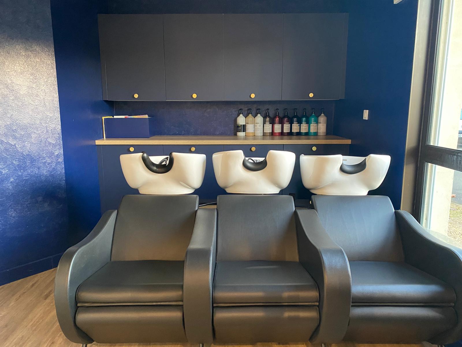 A vendre : fond de commerce  de salon de coiffure 

 – Belle opportunité à saisir !

Situé au centre du village de Labouheyre, ce salon de coiffure bénéficie d’une excellente visibilité et d’un accès facile avec parking à proximité. 
Implanté depuis plusieurs décennies, il bénéficie d’une clientèle fidèle et régulière.
Le local, d’une surface de 70 m², a été entièrement refait à neuf en 2023 et se compose de :

_ 8 postes de coiffage parfaitement agencés
_ 3 bacs à shampooing
_ une réserve fonctionnelle 
_ un bureau 
_ une buanderie avec un espace repas

L’activité est actuellement tenue par un exploitant et une salariée en CDI (37h).
👉 Possibilité de progression, le volume d’activité permettant de faire travailler jusqu’à 4 personnes.
Cette affaire clé en main est idéale pour un(e) professionnel(le) souhaitant s’installer dans une commune dynamique, au cadre de vie agréable, et reprendre une entreprise solide appuyée sur une clientèle locale fidèle et attachée au salon.

📍 Emplacement : Labouheyre (Landes)
📐 Surface : 70 m²
💡 Atouts : Local refait à neuf, belle visibilité, clientèle fidèle, fort potentiel de développement
💰Loyer mensuel  : 700 €