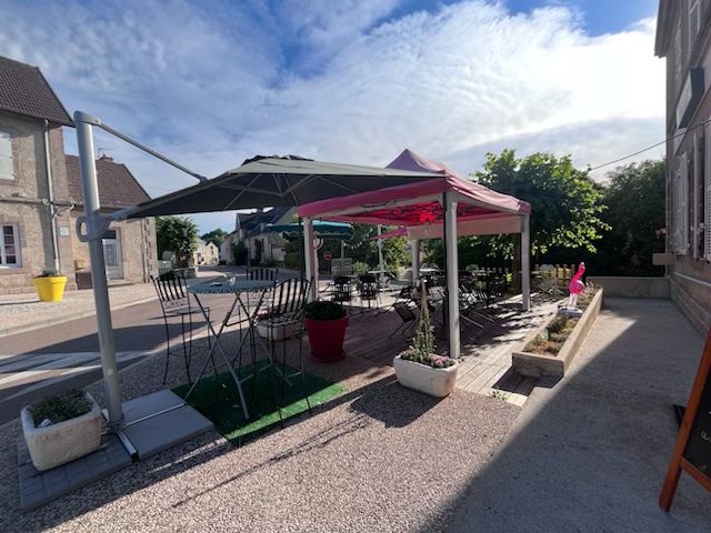 Titre : Cession fonds de commerce multi-activités + Logement au pied du Morvan (71)
Prix de vente : 34 900 €

Loyer du commerce : 250 € HT / mois

Logement de fonction : Indissociable du commerce (détails sur demande)

Secteur : Proche Autun & Chalon-sur-Saône | À 1h30 de Dijon

Activités : Restaurant / Bar / Épicerie de village / Dépôt de pain (tous les jours) & journaux (dimanche)

Le Cadre & L’Emplacement
Saisissez l'opportunité de reprendre un commerce convivial au cœur d’un village dynamique au pied du Morvan. Implanté dans un cadre magnifique au bord de la rivière Arroux, cet établissement associe activité clé en main et cadre naturel privilégié.

Inclus : Logement au 1er Étage (Indissociable)
Bénéficiez de la possibilité de vivre directement sur votre lieu de travail grâce à l'appartement privatif situé juste au-dessus :

Appartement au 1er étage comprenant 2 chambres.

Idéal pour s'installer immédiatement sur place sans logistique complexe.

Des Équipements Professionnels Complets
Cuisine entièrement équipée pour une exploitation immédiate :

Piano de cuisson professionnel.

Four vapeur performant.

Matériel complet et fonctionnel pour la partie restaurant et épicerie.

Une Clientèle Fidèle et Un Village Dynamique
Vie locale animée : Présence d'une école maternelle et primaire dans le village, renforcée en septembre par l'ouverture d'une Maison d'Assistants Maternels (MAM), garantissant un flux quotidien de familles.

Services de proximité :

Dépôt de pain quotidien.

Dépôt de journaux le dimanche, assurant un passage régulier et des ventes additionnelles.

Activité pérenne : Clientèle locale fidèle et attachée à ce lieu de vie central.

Des Conditions d'Installation Idéales
Loyer commercial très bas : Seulement 250 € HT par mois pour la partie pro, parfait pour maîtriser ses charges fixes.

Accompagnement assuré : Transmission en douceur avec 1 mois d'accompagnement par le cédant pour la prise en main et la présentation à la clientèle.

📩 Contact & Informations :

Frédérique DESCLOUX

📧 Email : lerelaisdelagourgeoise71190laizy@orange.fr

(Contactez-moi par email pour recevoir le dossier complet ou organiser une visite)