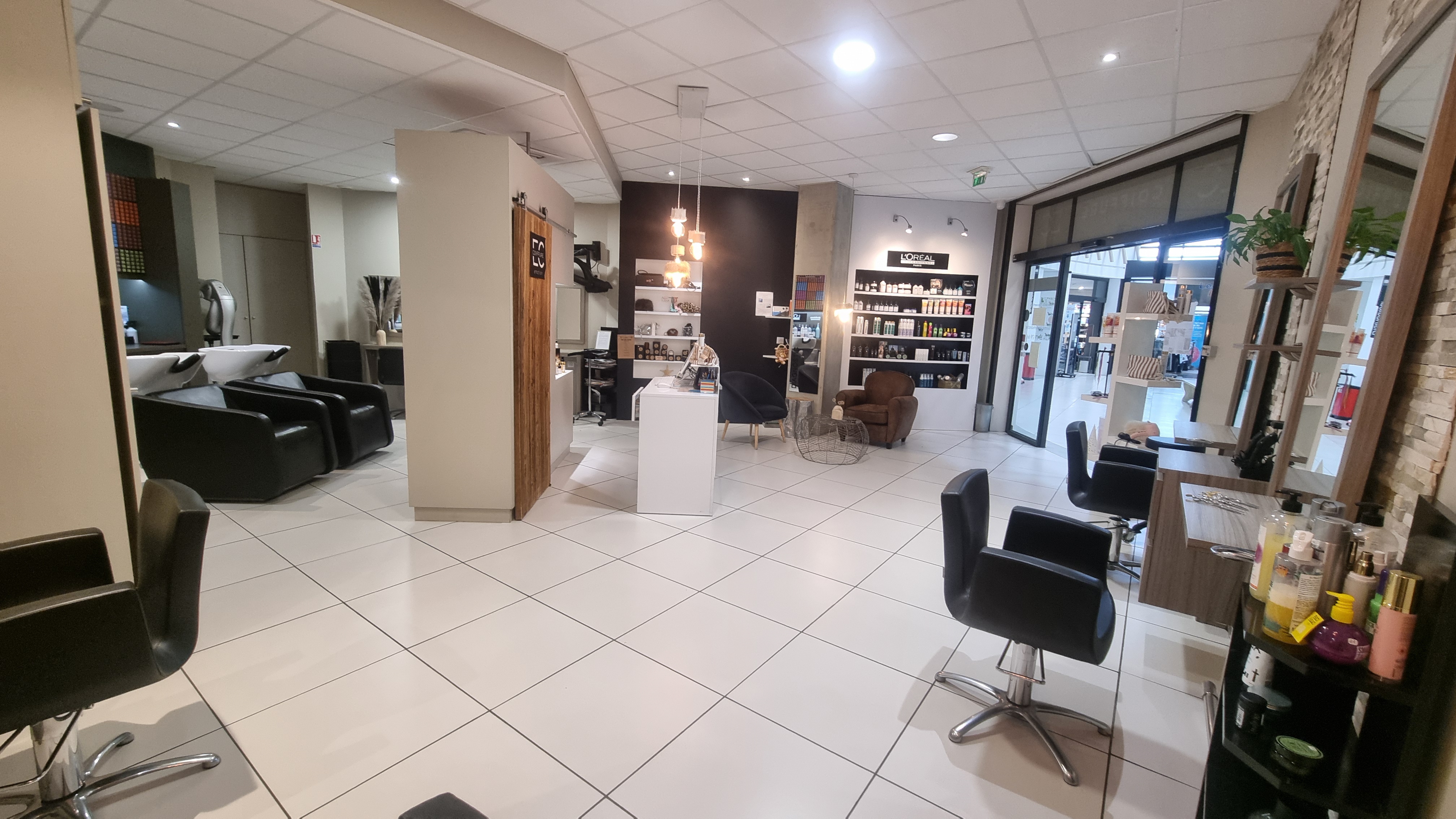 Projet de transmission – Aime-la-Plagne, Savoie

Une belle histoire à poursuivre!

Après plus de 43 années consacrées avec passion au métier de la coiffure, je souhaite aujourd’hui préparer la transmission de mon salon Emotion Coiffure, à l’occasion de mon départ à la retraite prévu début 2028.

Mon souhait est de transmettre bien plus qu'un salon : un  lieu chaleureux, un établissement fonctionnel, une clientèle fidèle, une équipe professionnelle et une activité qui possède encore de belles possibilités de développement.

 UN EMPLACEMENT PRIVILÉGIÉ

Emotion Coiffure est situé dans la galerie commerciale du E.Leclerc à Aime-la-Plagne, au cœur de la vallée de la Tarentaise au pied de la station de La Plagne.

Le salon bénéficie :

- d'un emplacement au sein d'une galerie commerciale attractive ;
- d'une clientèle locale fidèle ;
- d'une clientèle touristique importante grâce à la proximité immédiate des stations de La Plagne ;
- de nombreux  travailleurs saisonniers;
- d'un environnement commercial permettant une bonne visibilité et un passage régulier.

La situation géographique constitue un véritable atout pour un professionnel souhaitant s'implanter ou pour un groupe désirant développer son activité en Savoie.

 LE SALON
Surface : 66 m²
Le salon climatisé est aménagé et immédiatement exploitable.

Il comprend notamment :
- 2 bacs de lavage dont un massant ;
- 4 postes de coiffage ;
- 2 postes techniques;
- un espace attente et 2 beaux espaces vente donnant sur une vitrine passante;
- une réserve avec  lave-linge et sèche-linge ;
-  un espace de pause pour les collaborateurs.

Le salon fonctionne actuellement 6 jours par semaine mais le bail 3/6/9 renouvelé en 2025 permet plus de souplesse 5 jours semaine avec pause déjeuner.



 UNE ÉQUIPE EN PLACE

L'un des principaux atouts de cette transmission est la présence d'une équipe professionnelle déjà constituée.

Les collaborateurs connaissent parfaitement :

- la clientèle ;
- le fonctionnement du salon ;
- l'organisation quotidienne ;
- les produits et fournisseurs ;
- les habitudes commerciales de l'établissement.

Mon souhait est de permettre à cette équipe de poursuivre son activité avec le futur repreneur.

 UNE CLIENTÈLE FIDÈLE

Au fil de plus de quatre décennies, Emotion Coiffure a construit une relation de confiance avec sa clientèle.
Le futur repreneur pourra ainsi bénéficier d'une activité existante plutôt que de devoir créer une clientèle à partir de zéro.

 DES POSSIBILITÉS DE DÉVELOPPEMENT

Le salon présente plusieurs perspectives intéressantes :

- développement de l'activité barbier ;
- développement de l'onglerie et parfumerie;
- augmentation de la vente de produits et accessoires ;
- possibilité d'intégrer un concept ou une enseigne de coiffure ;

Le futur acquéreur pourra donc s'appuyer sur une activité existante , saine et en pleine progression tout en apportant ses propres idées et son dynamisme.

 UN TERRITOIRE À FORT POTENTIEL
Aime-la-Plagne bénéficie d'une situation privilégiée au cœur de la Tarentaise.

La proximité de La Plagne, station internationale, apporte une clientèle touristique importante et une activité économique liée au tourisme.

Le développement futur du territoire et les perspectives liées aux Jeux olympiques de 2030 renforcent également l'intérêt de cette implantation à long terme.

 UNE TRANSMISSION ACCOMPAGNÉE 
Je souhaite que cette transmission se fasse dans les meilleures conditions possibles, je suis donc prête à accompagner le futur repreneur afin de lui transmettre :
- l'histoire et le fonctionnement du salon ;
- les habitudes de la clientèle ;
- les fournisseurs ;
- l'organisation du travail ;
- les méthodes de fonctionnement ;
- les informations nécessaires à une reprise progressive.

L'objectif est de permettre au repreneur de prendre ses marques sereinement et de préserver la relation construite avec la clientèle et l'équipe.
 À QUI S'ADRESSE CE PROJET ?
Cette opportunité peut correspondre notamment à :

• un coiffeur souhaitant devenir chef d'entreprise ;
• un professionnel déjà propriétaire d'un salon souhaitant développer son activité ; 
• un investisseur accompagné d'un professionnel de la coiffure ;
• un groupe ou une enseigne souhaitant s'implanter en Savoie ;
• un réseau de franchise recherchant un salon existant à reprendre ou à transformer.
UNE HISTOIRE À CONTINUER…
Après plus de 43 années de métier, cette transmission représente pour moi une nouvelle étape.
Je souhaite trouver la bonne personne ou le bon groupe pour continuer l'histoire d'Emotion Coiffure, tout en respectant ce qui a été construit au fil des années.

Le salon est prêt à accueillir un nouveau projet.

Emotion Coiffure
Aime-la-Plagne – Savoie
Projet de transmission à l'occasion d'un départ à la retraite prévu début 2028.
Visite du salon et présentation plus détaillée sur rendez-vous.