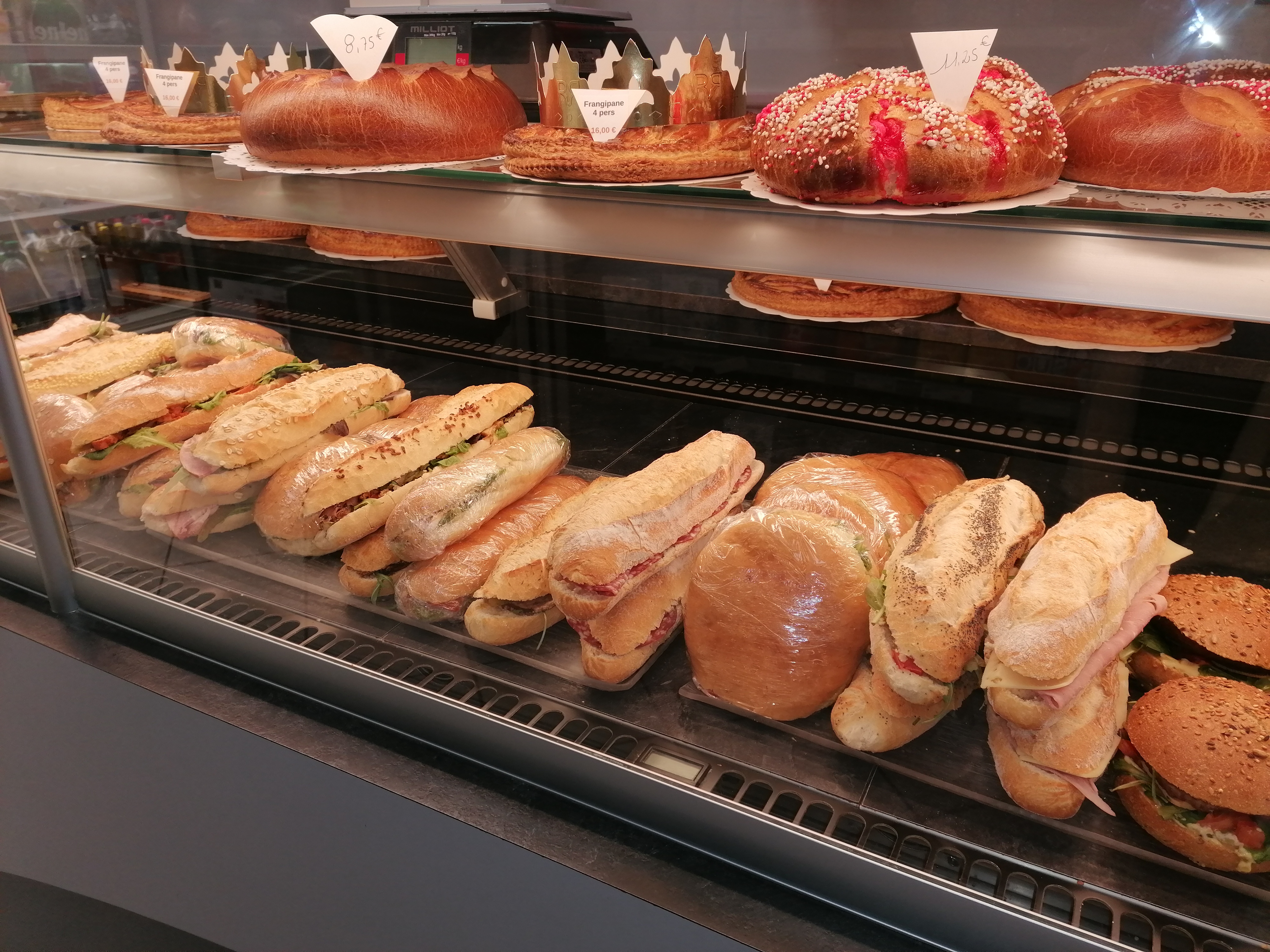 Fond de commerce de Boulangerie Pâtisserie à Vendre  au centre d’un village sur un axe de passage important avec un très grand parking gratuit, et situé à 10 Kms d’un centre d’activité professionnel et commerciale à grande attractivité du bassin Rhône Alpes

Nous avons une très belle clientèle fidèle et agréable, fort potentiel en pâtisserie dans notre secteur géographique.

Les postes de Pâtisserie et Traiteur Snacking sont en plein développement et il y a de la demande , un rayon épicerie locale et artisanale est en place et marche très bien.

Magasin de 40 m², laboratoire de Pâtisserie 50 m² créé 2020 possédant tout le matériel pour travailler dans de très bonnes conditions ( Pasto turbine 	PV LABO , Surgélateur ,Chambre congel 15m3 , Machine chocolat Savy Goiseau …) espace de production de 140 m² total superficie 230 m²	.
 Contrat EDF tempo 36kw

Fermeture Dimanche après midi, lundi et mardi soit 2 jours et demi

Ouvert du mercredi au samedi 6h00 13h00  15h30  19h30
dimanche 7h00 13h00

congés 5 semaines / an

Loyer 1179 € / MOIS

CA 350 000 €
68 % de taux de marge
PV 195 000 €

Possibilité de céder les murs si intéressé 
N'hésitez pas à me contacter pour échanger ensemble !!