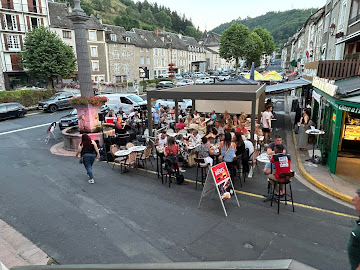 Opportunité à saisir idéale pour un couple ou un duo. 

Le restaurant est clé en main, sa situation est idéale à l'angle de deux rues sur la place principale du village qui permet d'avoir une très bonne visibilité et une très grande surface de terrasse. 
Environ 80 places assises à l'intérieur, et possibilité d'en exploiter autant  à l'extérieur l'été avec les terrasses.

La réputation est très bonne auprès de la clientèle locale.

Grande pergola bioclimatique sur la terrasse qui permet une utilisation toute l'année.

Matériel en très bon état.

CA: 500 000 euros par an avec 3 mois complets de fermeture (décembre janvier et février) donc possibilité de développer encore le chiffre d'affaire. Loyer 2000 euros ttc.

Le village est en plein développement avec la réouverture en octobre 2025 du centre thermal au public qui permet de profiter des eaux chaudes, ce qui apporte beaucoup de passage.