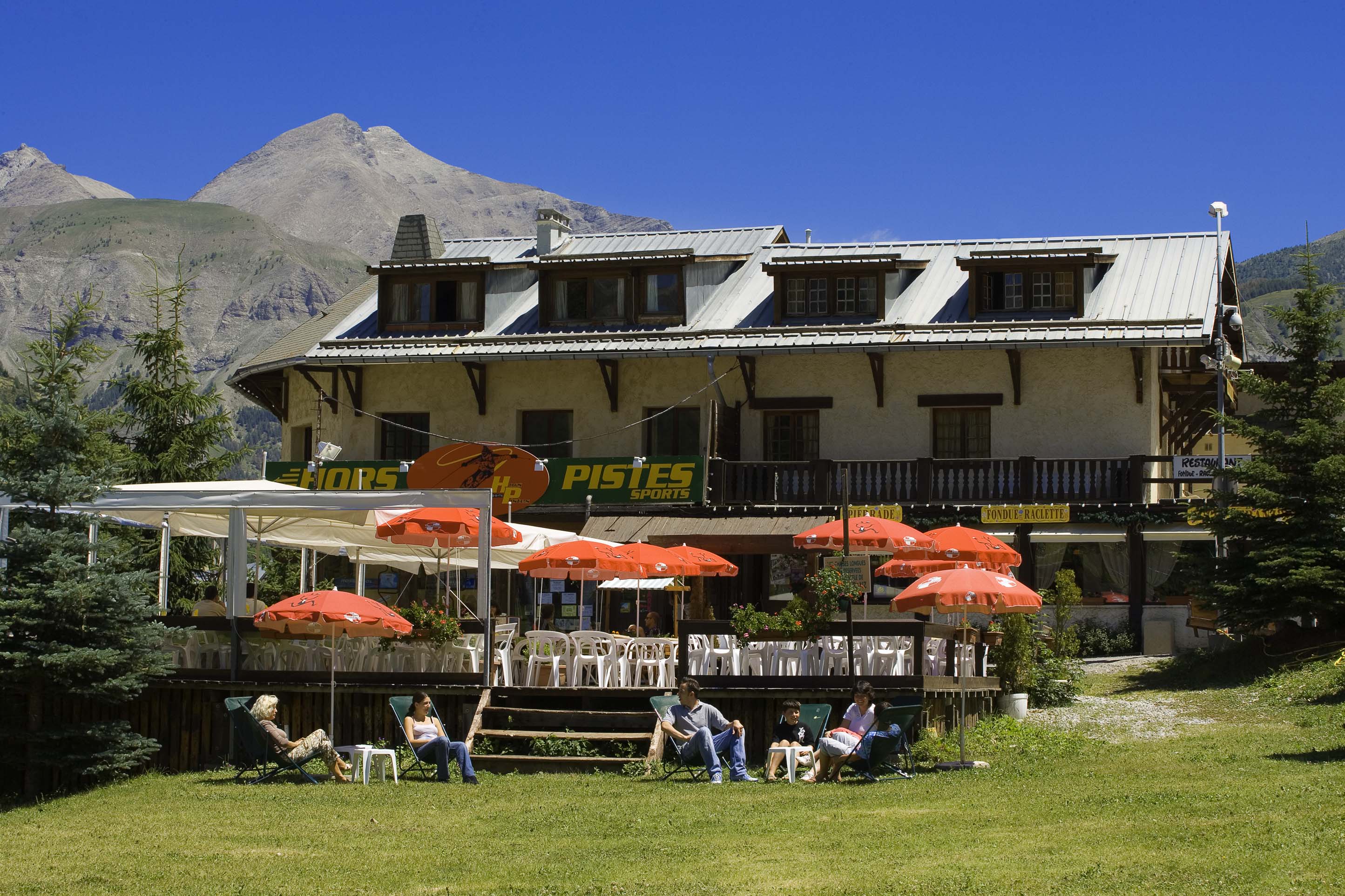 À VENDRE 990 000 euros un Hôtel avec restaurant et magasin de sport. Station de ski renommée dans les Alpes du Sud.
Prix de vente : 990 000 euros (murs
fonds de commerce inclus)
Situé au pied de la principale piste de ski, cet hôtel emblématique est une véritable institution de la station depuis plus de 80 ans. Avec son cachet authentique et son emplacement stratégique, il offre un fort potentiel de développement, aussi bien en hôtellerie qu’en résidence de tourisme ou appartements.
Caractéristiques principales :
Hôtel de 25 chambres au charme montagnard.
Restaurant typique chalet avec :
Grande cheminée en pierre (2 m x 2 m).
Bar en noyer massif.
Salle de restaurant de plus de 50 couverts.
Terrasse panoramique de plus de 100 places assises.
Magasin de sport avec location de skis en hiver et vélos électriques en été.
Superficie totale : 1 212 m² (hôtel, restaurant, magasin, annexes).
Terrain spacieux face aux pistes, offrant de belles perspectives d’aménagement.
Points forts :
Emplacement exceptionnel en pied de piste.
Belle notoriété et clientèle fidèle.
Activité quatre saisons : ski l’hiver, vélo et nature l’été.
Gros potentiel de transformation : hôtellerie haut de gamme, résidences de tourisme, appartements.
Une affaire rare à saisir, idéale pour investisseurs, exploitants hôteliers ou promoteurs à la recherche d’un bien emblématique de la montagne.