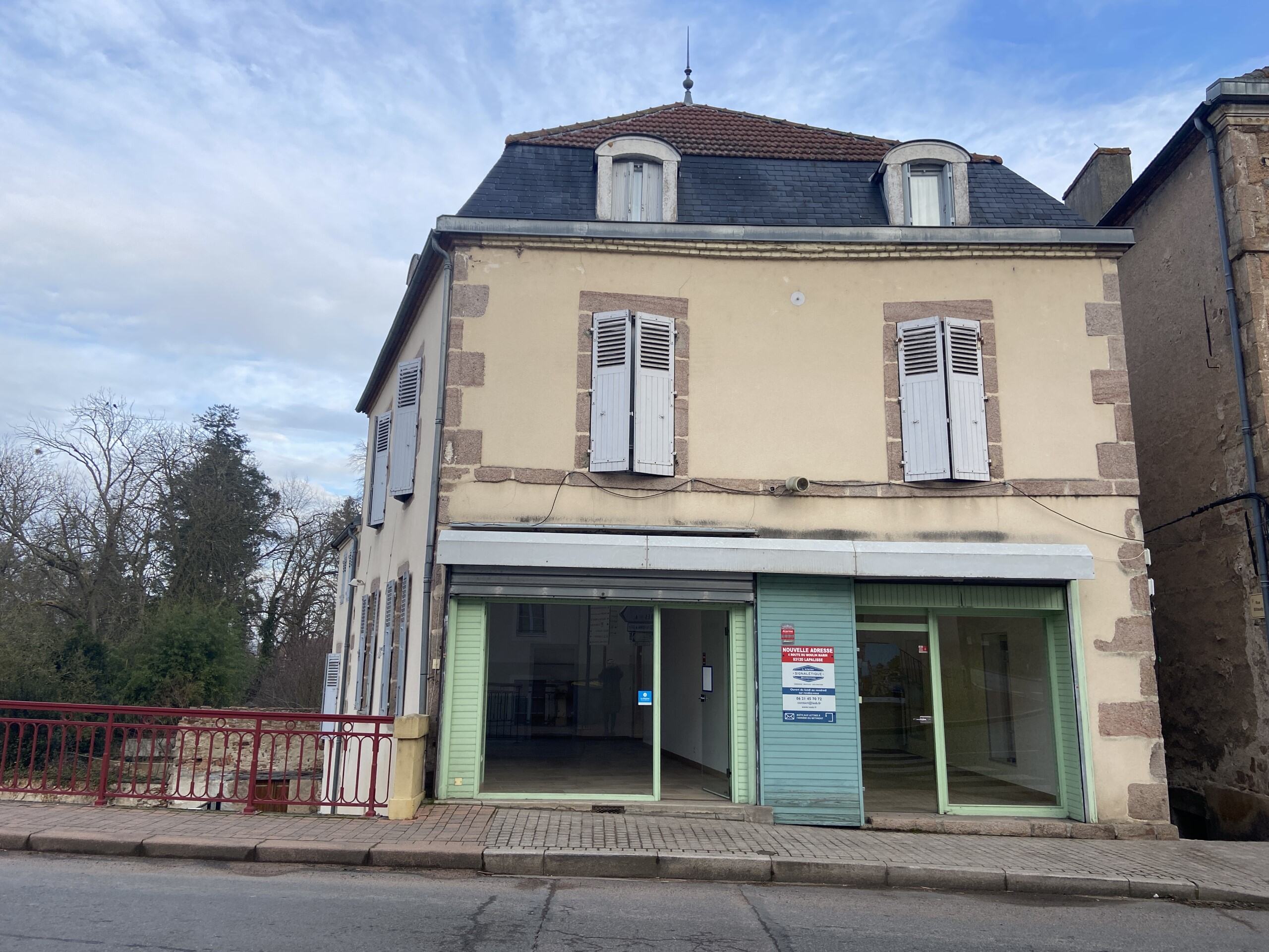 À LOUER – Local Commercial Idéalement Situé en Centre-Ville

Vous recherchez un emplacement de choix pour votre activité ?
Situé en plein centre-ville, au pied du château de LAPALISSE, ce local bénéficie d’une visibilité optimale et d’un cadre attractif.
62 m² répartis en deux grandes pièces de 31 m² chacune, offrant un bel espace adaptable à vos besoins.
Un escalier intérieur mène à une cave de 31 m², idéale pour une réserve, avec des toilettes intégrées.
Rideaux métalliques électriques et sonnette aux deux portes d’entrée. Chauffage électrique
Montant du Loyer : 420 € / mois hors charges.
Contactez dès maintenant pour une visite : Mme CANTAT au 04 70 99 10 77