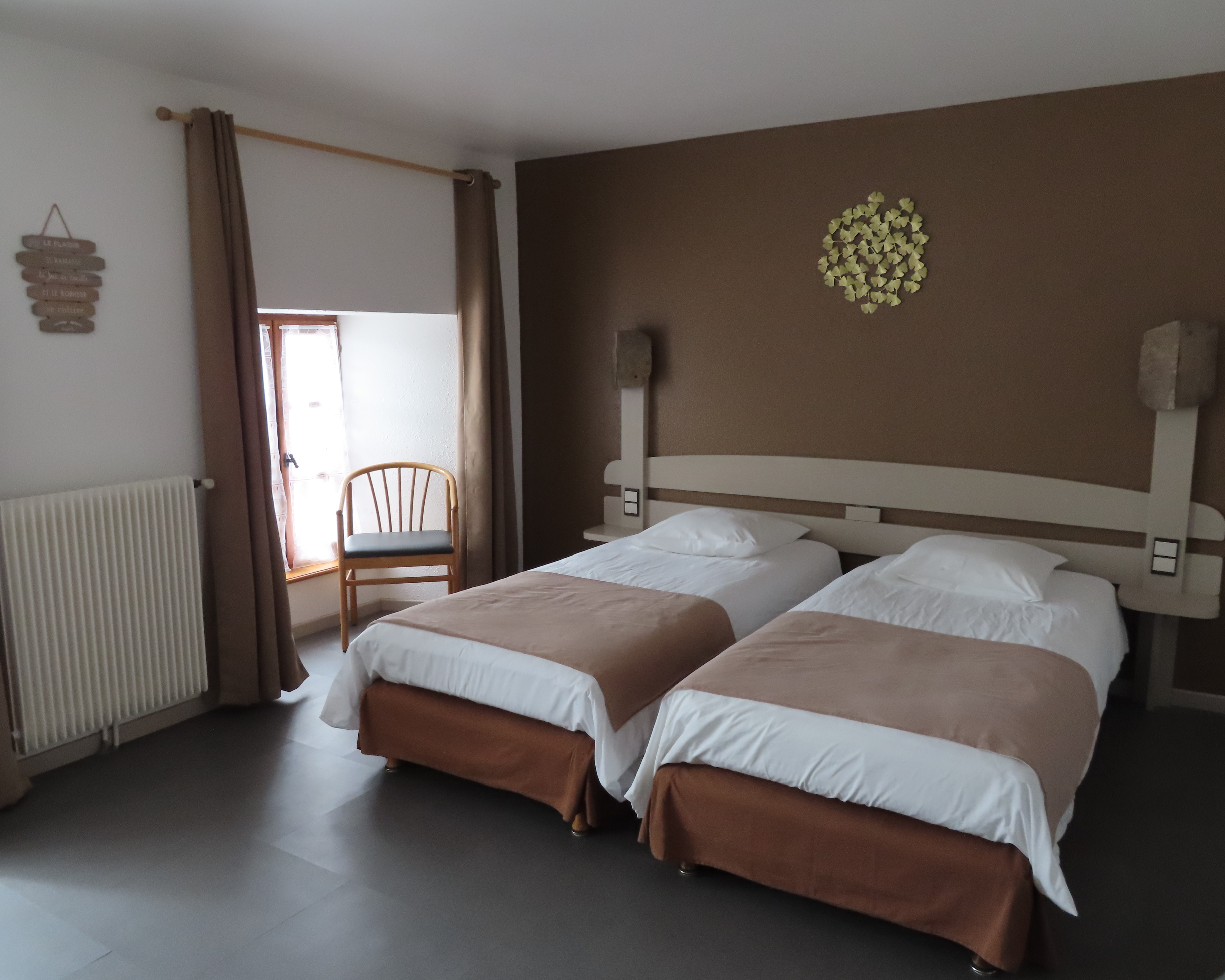 A reprendre, hôtel-restaurant de type « Auberge de Pays », idéalement situé au sein d’une commune d’environ 200 habitants, sur les contreforts de l’Aubrac et à proximité immédiate de l’autoroute A75 (axe Clermont-Ferrand – Montpellier).

L’établissement est exploité dans le cadre d’un bail commercial avec mise à disposition des locaux nus (sans mobilier ni matériel professionnel).

Le restaurant est composé d’une salle de bar de 36m²  (capacité : 12 personnes), une salle de restaurant de 47 m² (capacité : 48 couverts), une terrasse (capacité : 15 couverts), une cuisine de 31m², une réserve, des sanitaires distincts pour la clientèle et le personnel.

 L’hôtel permet d’accueillir 16 personnes réparties sur 7 chambres.

L’établissement bénéficie d’une clientèle diversifiée : locale et professionnelle, complétée par une fréquentation touristique. Sa situation sur le parcours du GR « Tour des Monts d’Aubrac » constitue un atout supplémentaire, notamment pour l’accueil de randonneurs.

Un logement de fonction est inclus dans le bail, comprenant trois chambres, un salon et des sanitaires.

Cette affaire conviendra particulièrement à un couple ou deux associés disposant de compétences complémentaires en hôtellerie-restauration, souhaitant s’inscrire dans un projet de développement en milieu rural.

Loyer mensuel : 1000 €/mois