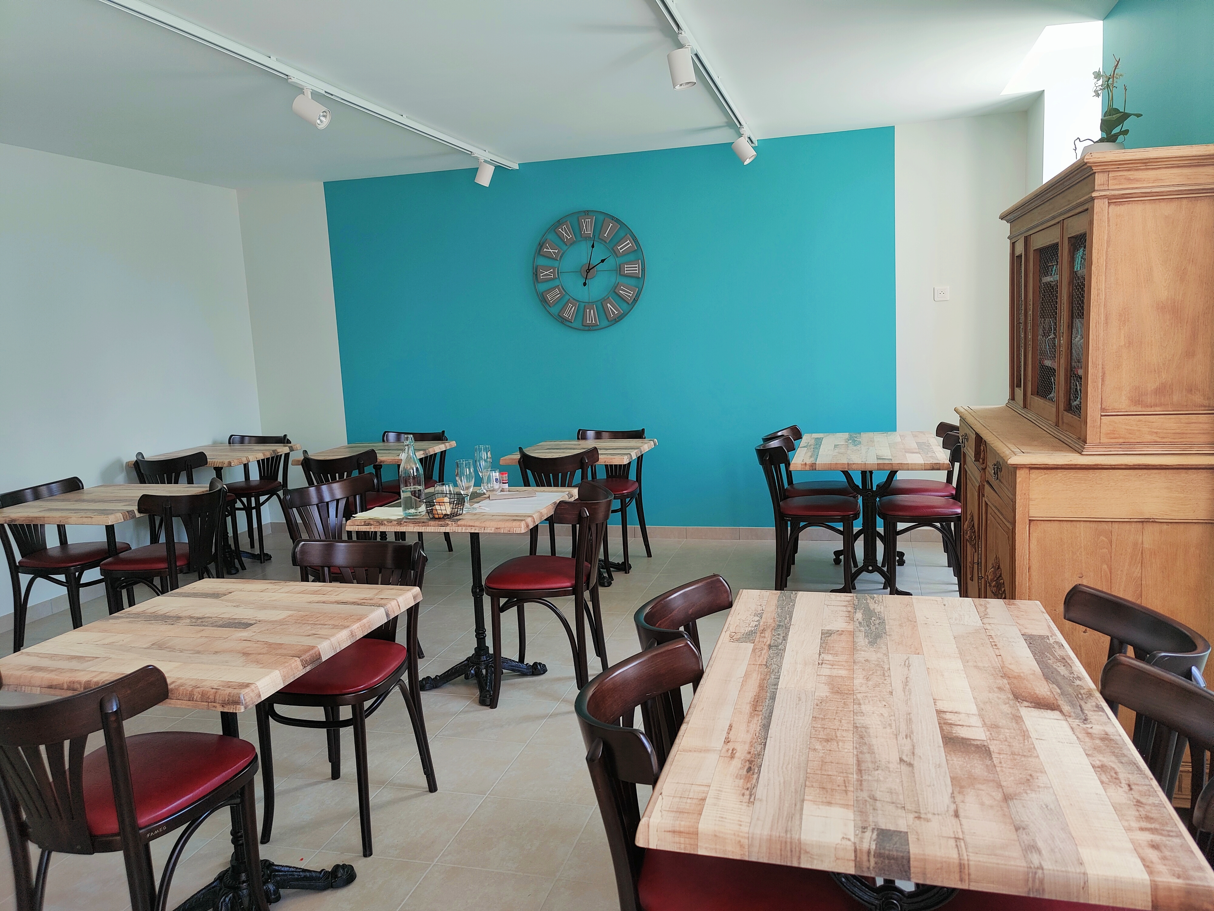 Remis à neuf il y a 3 ans, clientèle en hausse , gérance interrompue par décès, situé au coeur du Bourg.
Terrasse, aucun travaux, reprise possible matériel gérance précédente, petit loyer.
Seul établissement de ce type sur plusieurs villages. Le village compte une école et une boulangerie.