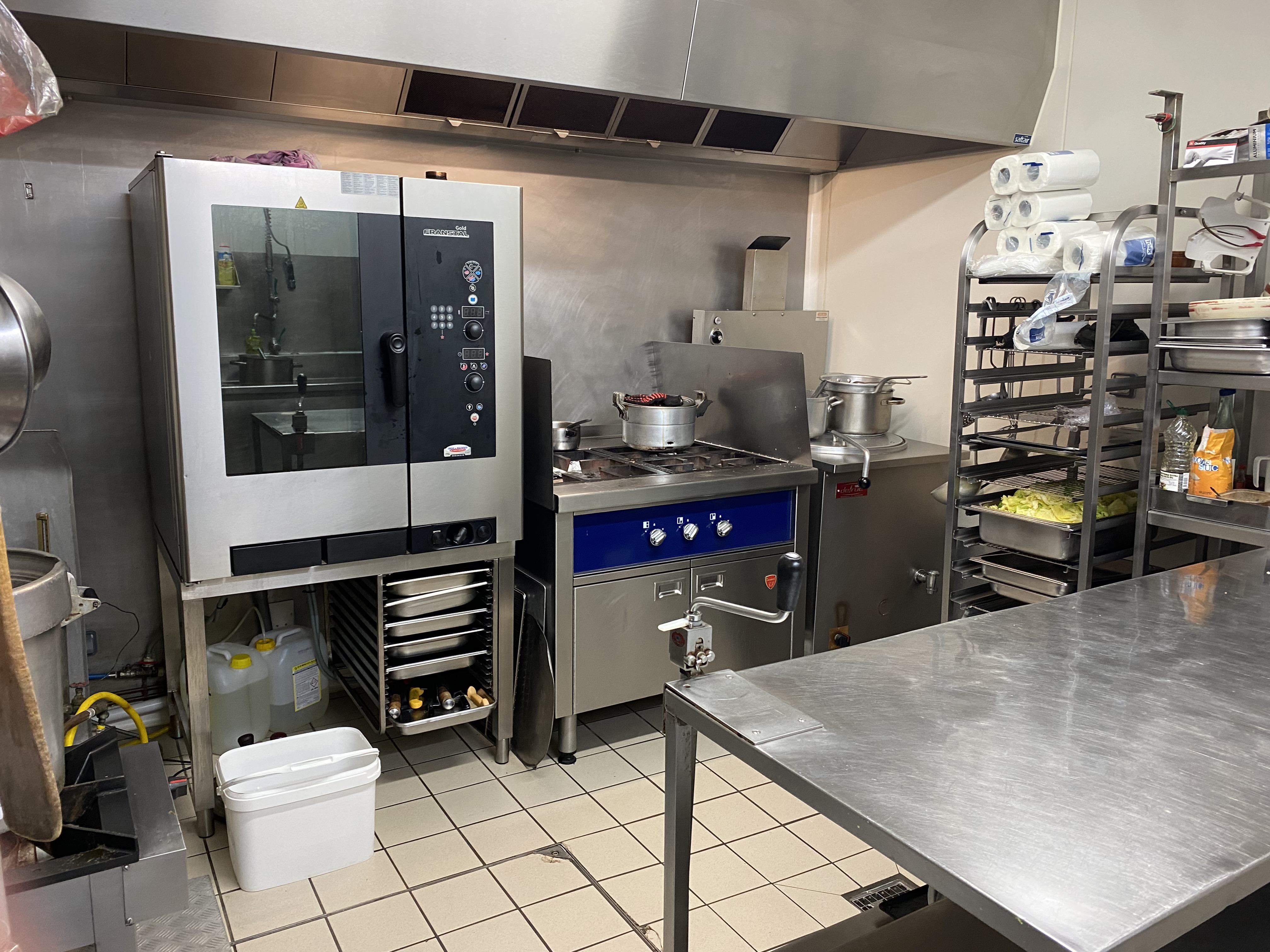 A reprendre, une boucherie historique et réputée sur la commune de Saint-Céré dans le nord du département du Lot. Cession pour cause de départ à la  retraite. Ce commerce est la seule boucherie de cette commune de 3 449 habitants, au centre d’un bassin de vie  de 25 090 habitants.

La boucherie a été reprise en 1992 par le gérant actuel et emploie aujourd’hui 4 personnes (2 personnes à la vente, 2 personnes en boucherie).
De plus, la boutique se situe en plein cœur du centre historique, dans la rue la plus commerçante de la ville et bénéficie d’une belle visibilité grâce à une belle vitrine lumineuse.

L’espace de vente est composé de trois espaces tout en longueur, avec deux accès sur deux rues. La surface commerciale est de 28 m² avec 6 mètres linéaires de vitrines réfrigérées, un espace cuisine de 29 m² tout équipé et un espace laboratoire de 30 m² avec rail de déchargement. Le local a été refait à neuf en 2021
Le chiffre d’affaires de l’établissement est en constant évolution, il se construit autour de deux activités principales :
- activité boucherie (≈ 60% du chiffre d’affaires)
- activité traiteur (≈ 40% du chiffre d’affaires).

La boucherie se fournit essentiellement au sein des exploitations dans un rayon de 30 kilomètres autour de la boutique. L’activité est régulière tout au long de l’année. Le gérant pourra assurer une période de transition en restant au sein de la boucherie ou bien en accompagnant sur la partie approvisionnement  auprès de ses fournisseurs locaux.

Chiffre d’affaires :  sur demande
Prix de vente fonds de commerce : 80 000 €
Loyer mensuel : 750 €