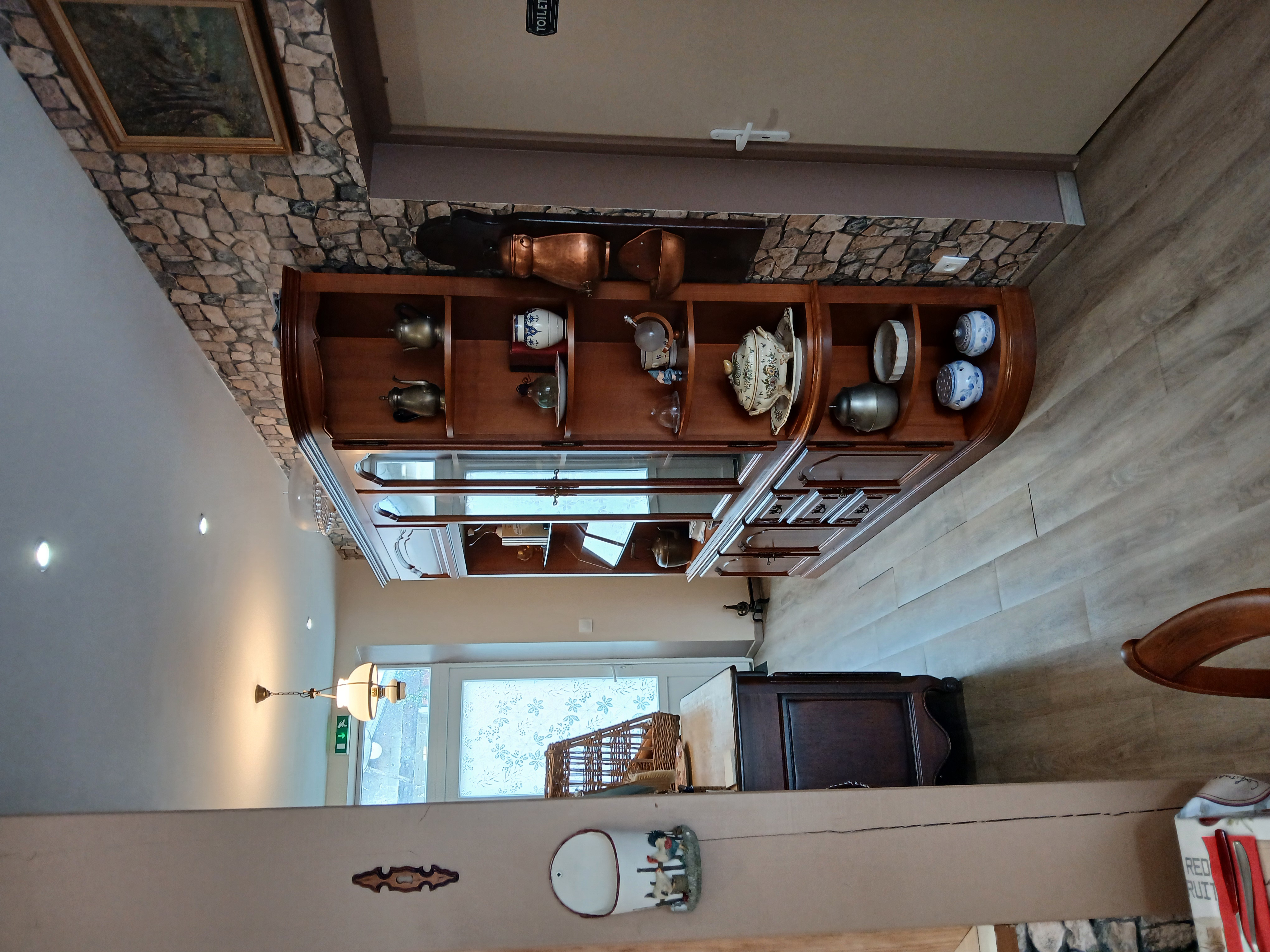 Droit au bail d'un restaurant tout équipé, prêt à ouvrir, suite problème de santé. Restaurant ouvert en Octobre 2024.
Axe Bordeaux / Royan. 
30 places à l'intérieur, 20 places en extérieur + possibilité de faire une autre terrasse de l'autre côté de la route ( la mairie est d'accord).
Décor et vaisselle vintage. TOUT RESTE SUR PLACE.
Loyer mensuel 800€ / mois.
A reprendre par 2 personnes ( couple, associés