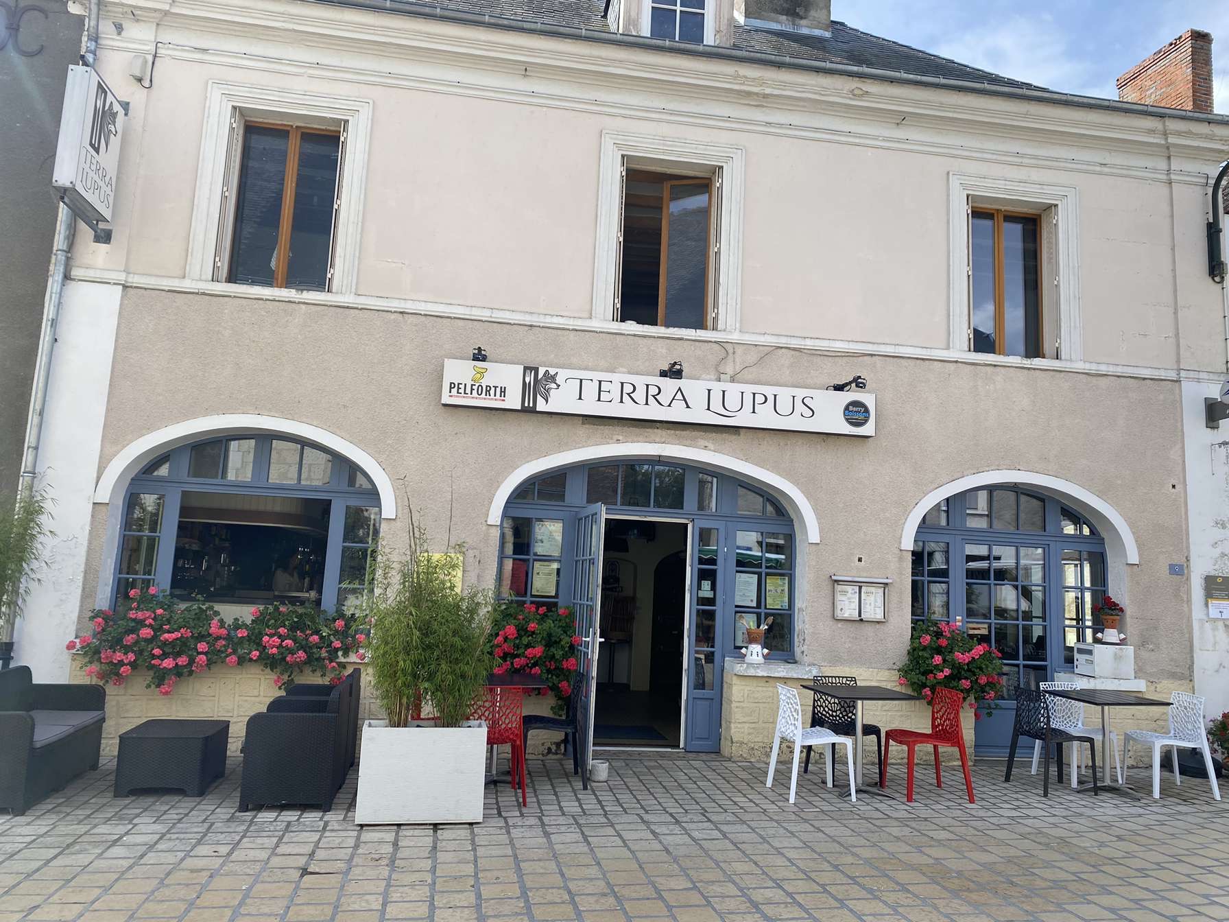 Opportunité de reprendre le café-restaurant-multiservices du village fleuri de LOCHE-SUR-INDROIS. 
Situé sur un axe très fréquenté (accès direct A85/A20), près de Montrésor (plus beau village de France), à 20 minutes du Zoo de Beauval et de la cité royale de Loches.
Les locaux sont en excellent état, aux normes accessibilité handicapés, sur la place du village.
Le commerce sur une surface de 95 m2 dispose :
. d'une salle principale avec un bar,
. d'un second espace doté d'une cheminée centrale,
. d'un troisième espace servant de relais poste/multiservices.
Sa capacité d'accueil de 24 places assises en salle peut être complétée par une terrasse extérieure.
Un logement au premier étage sur 65 m2 comprenant 2 chambres, cuisine séparée, salon, salle d'eau, WC, avec chauffage et eau chaude via PAC est mis à disposition.