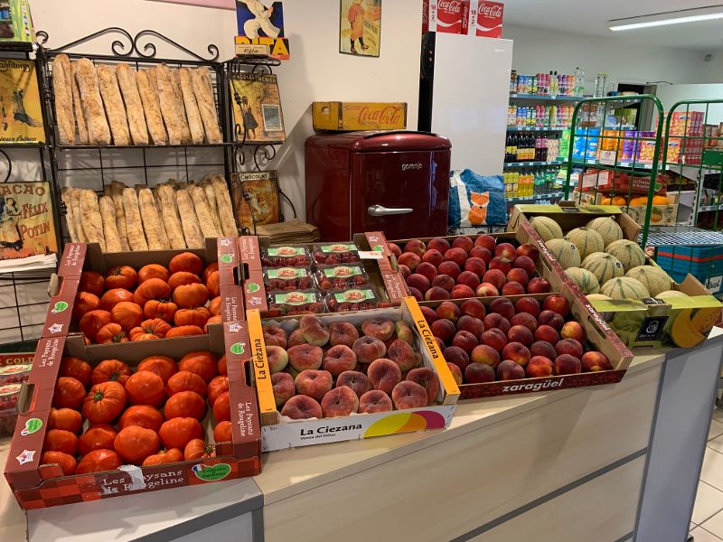 Magasin Alimentation générale, Fruits et légumes, Tabac, presse régionale et Française des jeux. 
Dépôt de gaz.
Pas de contrat de franchise, totalement indépendant.
Superficie de vente de 100 m + bureau + toilettes + local cuisson.
Commerce implanté en Sud Gironde dans un village de 1000 habitants situé entre la forêt des landes de Gascogne et le vignoble des Graves . 
Écoles maternelle et primaire, crèche , collège et lycée privé.
Salon de coiffure, bar restaurant.
Village situé à 45 minutes de Bordeaux et 1h 15 de l'Océan et du Bassin d'Arcachon.
Logement attenant au commerce avec 3 chambres, cuisine , salon et salle à manger. Terrain clos.
Les murs appartiennent à la Mairie, bail commercial 3/6/9.
Loyer logement 250€ , loyer commerce 490 € TTC (409 € HT).