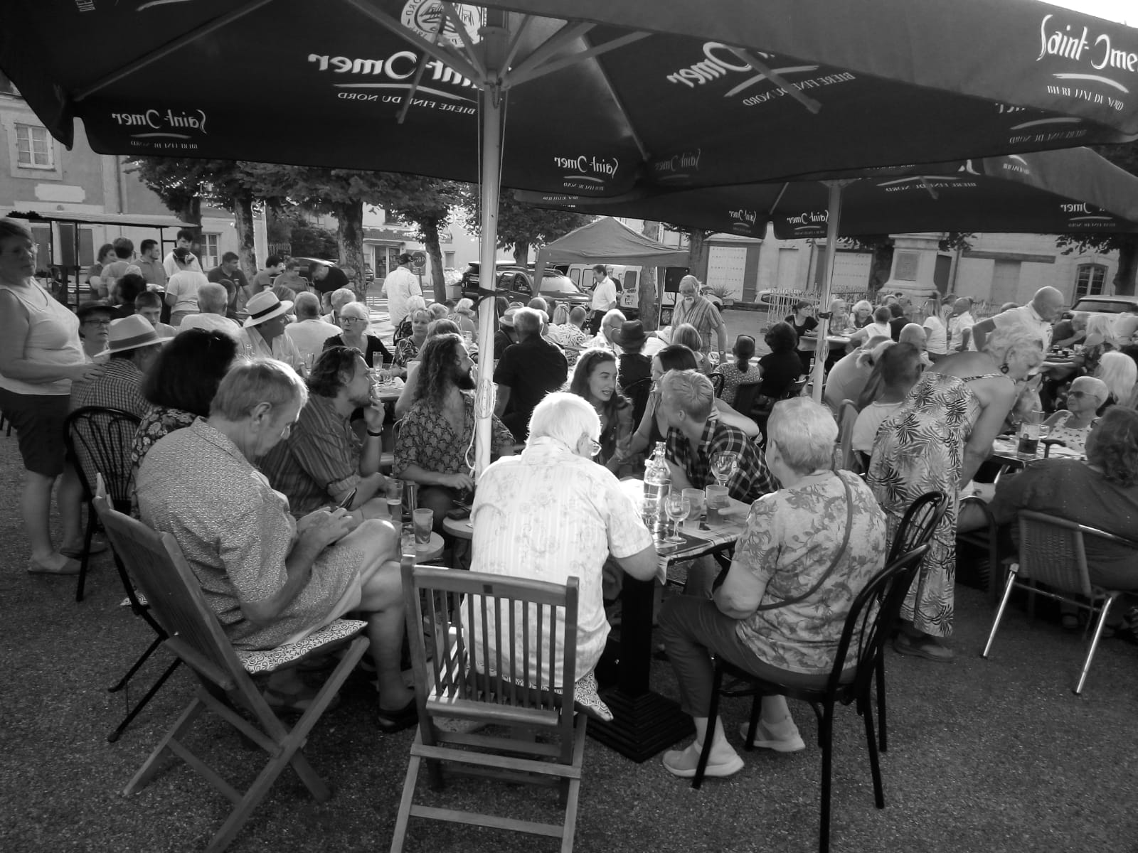 Ce fond de commerce, avec bonne rentabilité, est situé sur la place principale de la commune de Parçay-Les- Pins. Ce joli bar (licence IV), tabac, petite restauration, à l'esprit festif et convivial qui a su fidéliser sa clientèle sur plusieurs années, est à vendre avec tout le matériel et équipements utiles à son bon fonctionnement. Il vous accueille dans sa salle de restaurant d'environ 25 places assises. Vous découvrirez également un espace cuisine d'environ 18 m2, rangement, un bureau, un espace sanitaire. La terrasse peut accueillir jusqu'à 40 personnes.
Le loyer est de 412 euros mensuel.
Pas de contrat fournisseur, pas de salarié.
Possibilité de se loger à proximité. A voir ! 

Prix de vente  135 000 €