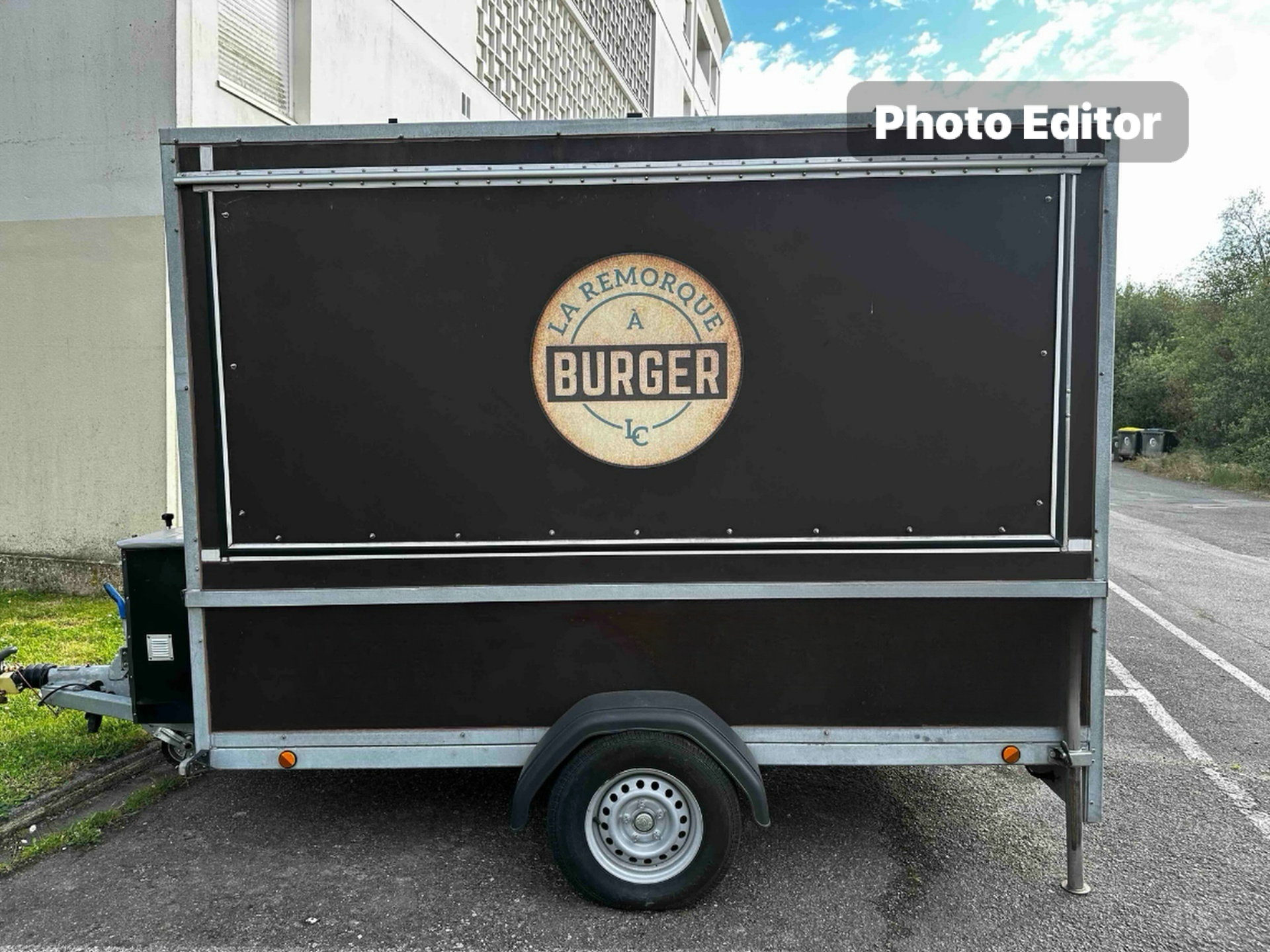 URGENT
A VENDRE LA REMORQUE A BURGER
La remorque est toute équipée pour démarrer une activité FOOD TRUCK rapidement
PRIX 25 000,00€
REMORQUE : marque KERENZO en contre plaqué marin marron épaisseur 12mm, simple essieu, freiné, deux béquilles stabilisatrices AR, porte AR de 80cm de large et hayon d'ouvertures.
Dimensions: L : 3m, I : 1,80m, H : 2M, longueur de la flèche : 1m.
Remorque immatriculée, carte grise fournie, remorque homologuée France et Europe.
Anti vol à cadenas : coffret gaz pouvant mettre 2 bouteilles, fixé à la flèche, roue jockey.

Matériel professionnel :
- Table inox L : 1,20m, I : 60cm, plancha pro, 3 feux, L : 90cm, I : 40 cm
- Sala dette pro, L : 1,20 m, I : 60 cm, plan de travail en granite orange vernis, indicateur de température. Bacs inox, bacs alimentaires.
- Lave mains pro à pédale, poussoir savon, porte essuie tout.
- Friteuse pro, 10L, couvercle de protection, bec verseur pour vidange, seau, 2 bacs à frites, 1 grand bac à frites.
- Frigo TOP, fermeture à clef, indicateur de température.
- Mini congélateur, four micro ondes, caisse enregistreuse, fil à fromage, réveil, couteaux, tablier, ustensiles de cuisine, appareil anti moustiques, boîte à pharmacie, extincteur, meubles de rangement, caisses de rangement, 50 m de câble.