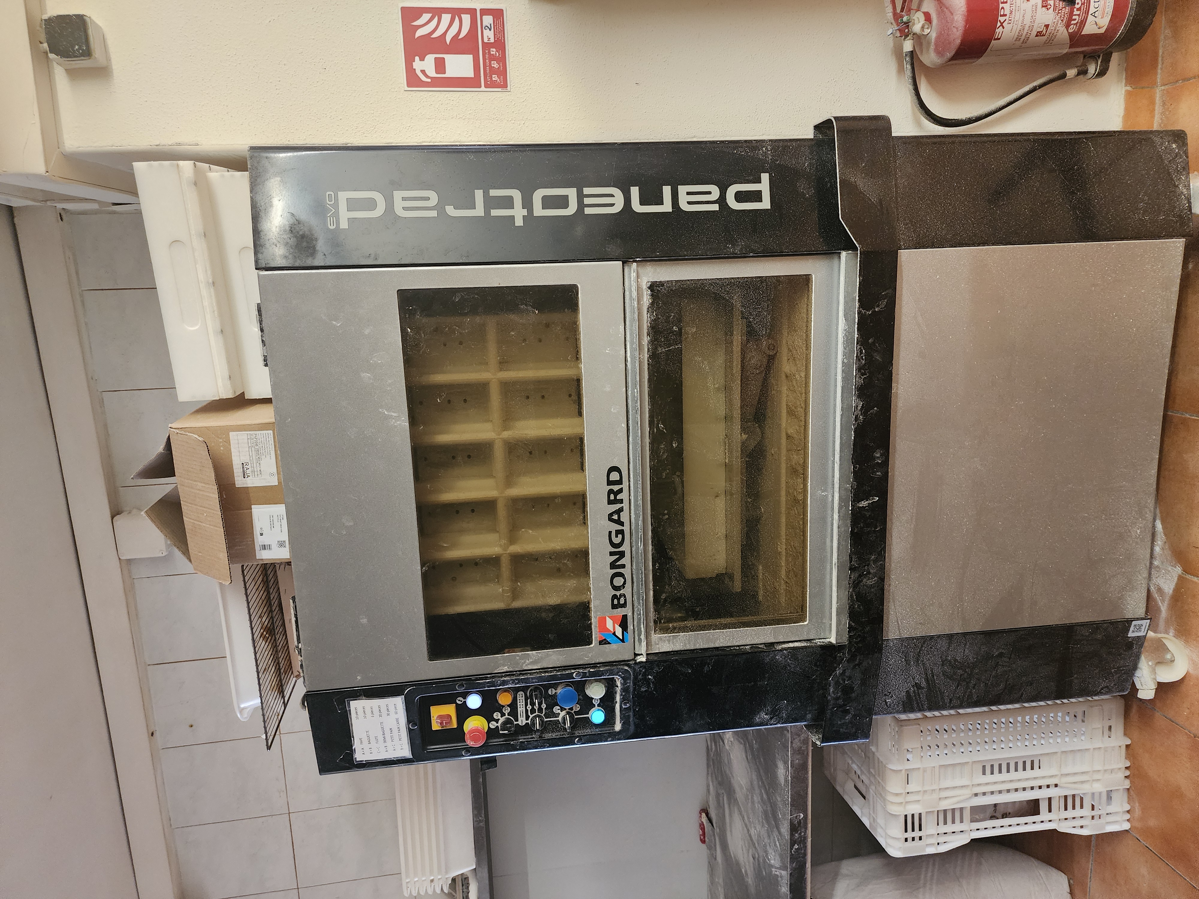 À VENDRE – Fonds de commerce Boulangerie-Pâtisserie – Haute-Garonne (31)

À seulement 30 minutes au sud de Toulouse, saisissez l'opportunité de reprendre une boulangerie-pâtisserie artisanale idéalement située au cœur d'un village en plein développement de 1 800 habitants.

Bénéficiant d'un emplacement stratégique sur un axe passant, à proximité de l'école, l'établissement profite d'une clientèle fidèle et régulière, tout en offrant de réelles perspectives de croissance grâce au développement de la commune.

Le local comprend 65 m² de surface d'exploitation ainsi qu'une dépendance de 25 m² dédiée au stockage. Le matériel est entretenu et permet une reprise immédiate de l'activité, sans investissement important à prévoir.

Chiffres clés

- Chiffre d'affaires : 168 000 €
- Prix de vente : 120 000 €
- Loyer : 720 € TTC/mois
- 65 m² de surface d'exploitation + 25 m² de stockage
- 2 gérants – aucun salarié à reprendre

Activités

- Boulangerie artisanale
- Viennoiserie
- Pâtisserie
- Snacking
- Boissons et glaces en saison

Les points forts

- ✔ Emplacement de choix sur un axe très fréquenté.
- ✔ Village dynamique de 1 800 habitants en pleine expansion.
- ✔ École à proximité.
- ✔ Clientèle fidèle et régulière.
- ✔ Faible loyer.
- ✔ Aucun salarié à reprendre.
- ✔ Affaire saine, idéale pour un couple ou un artisan souhaitant s'installer.
- ✔ Fort potentiel de développement (snacking, restauration du midi, offre traiteur, livraison, développement de l'activité pâtisserie…).

Prix de vente du fonds de commerce : 120 000 €

Pour tout renseignement complémentaire ou pour organiser une visite, n'hésitez pas à me contacter.