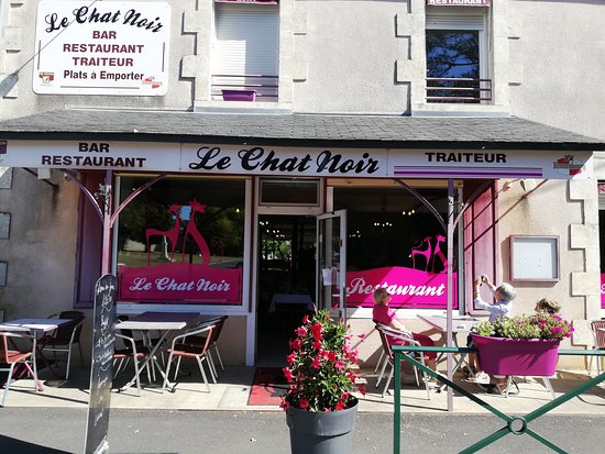 La commune de Mâron en Berry recherche son futur repreneur pour Le Chat Noir, un établissement stratégique situé place du Château. Bien plus qu’un restaurant, ce lieu a vocation à devenir le véritable cœur battant du village.
La municipalité s'engage à être présente aux côtés du futur exploitant pour apporter son soutien dans le lancement de l'activité.
EMPLACEMENT STRATÉGIQUE : Mâron en Berry, se situe à seulement 15 km de Châteauroux et fait partie de la C.C. Châteauroux Métropole.
Situé place du Château sur l’axe principal. A deux pas d'un petit plan d’eau (pêche possible). Un véritable havre de paix!
Clientèle fidèle, passage régulier et forte demande événementielle (mariages, repas de groupe).

VOTRE MISSION : Faire vivre ce lieu convivial et développer des services de proximité attendus (dépôt de pains, relais poste/colis, petite épicerie, point retrait…).
L’ÉTABLISSEMENT :
•	Licence IV.
•	Grande salle de 100 m² avec bar + arrière-salle de 17 m².
•	Cuisine pro entièrement équipée (piano, chambre froide, cave à vin).
•	2 terrasses, cour avec jardin clos, garage et cave.
•	Accès et stationnement faciles. 
LOGEMENT INCLUS : Bel appartement de 82 m² à l'étage (5 pièces). Logement adapté pour un couple avec 2 enfants, situé à proximité immédiate de l’église et de l’école
LOYER ATTRACTIF : 800 € HT / mois (Commerce + Logement).
Pour plus d’informations et organiser une visite, merci de contacter la Mairie de Mâron par téléphone au 02 54 26 01 06 ou via la messagerie à l’adresse : mairiedemaron@orange.fr.