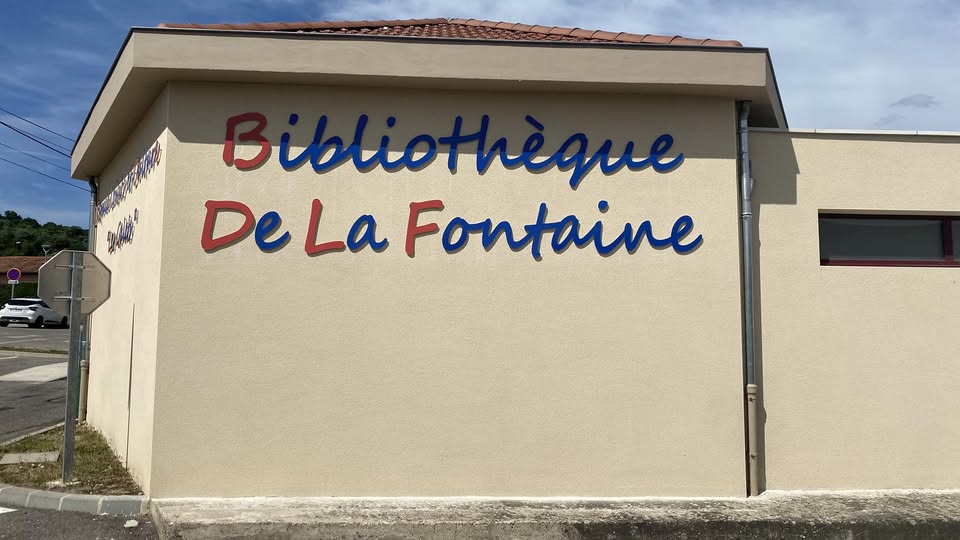 La commune de Saint-Barthélemy de Vals dans la Drôme qui compte 1900 habitants recherche un ou des médecins généralistes pour renforcer  le cabinet médical. Idéalement située au cœur de Rhône-Alpes, à 30 mn de la Gare TGV Valence et proche des villes de Lyon et Grenoble. Vous exercerez dans un cadre attractif, dynamique. Un cabinet  infirmiers, une ostéopathe, un chirurgien-dentiste et office notarial exercent leur activité. La ville de Saint-Vallier sur Rhône, voisine de notre commune est dotée d’un centre hospitalier, d’un laboratoire d’analyses médicales et d’une maison médicale. Notre commune  possède de nombreux atouts vous permettant de concilier épanouissement professionnel et familial : des commerces et services de proximité, deux écoles publique et privée maternelle et élémentaire avec service de restauration scolaire et garderie, un collège, lycée à 6 km, un réseau associatif étoffé qui permet à tout un  chacun de s’épanouir.
 Les habitants vous attendent. 
La municipalité, engagée dans une démarche de maintien des services de santé sur son territoire, vous accompagnera dans votre installation.