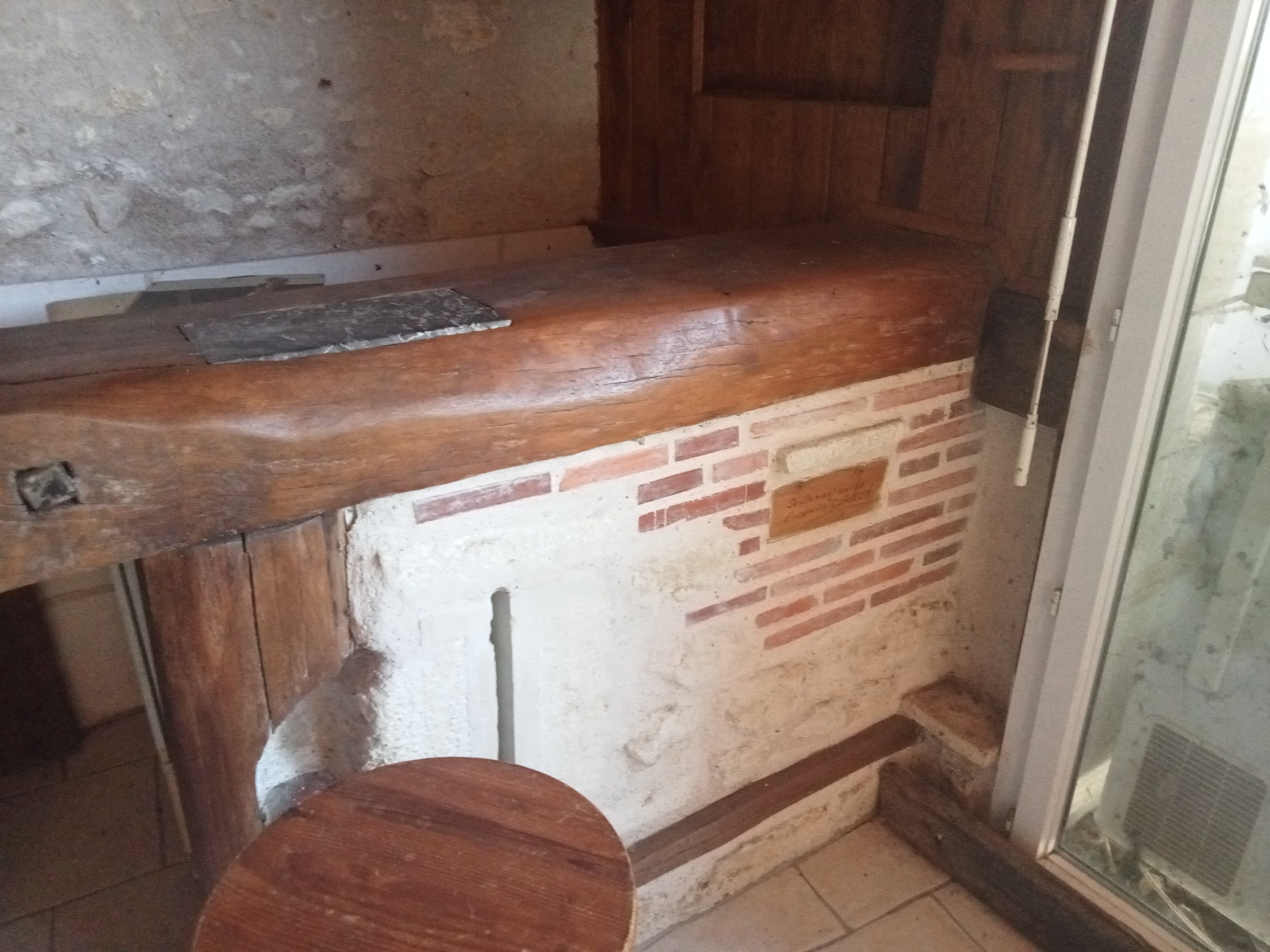 Installé depuis 9 ans, dans un village de 600 habitants, situé à 20 km de k LOCHES et à 20 km du zoo de Beauval, épicerie avec un rayon traiteur, un four pour la cuisson du pain et des viennoiseries. CA 270 000 €
Possibilité de prévoir un coin café
vente cause retraite