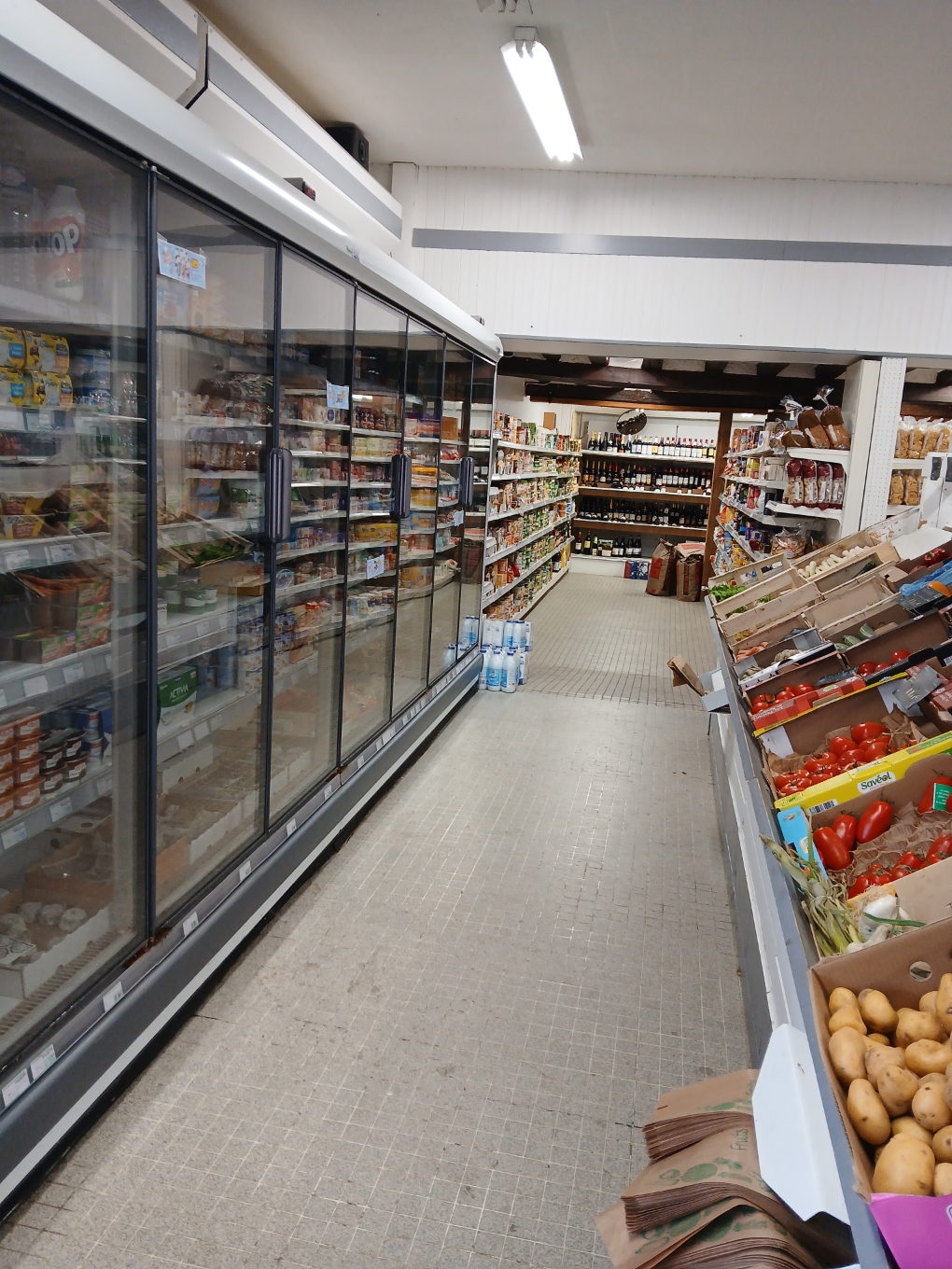 A vendre magasin d'alimentation générale, tabac, presse, FDJ, mondial relais d'environ 160 m2 situé au cœur de la Sologne des étangs . Nombreuses réserves, bureau, vaste parking. Nous gérons ce magasin en couple depuis 38 ans. L'heure de la retraite arrive, c'est pourquoi nous mettons à la vente notre commerce. Appartement situé au dessus du magasin.