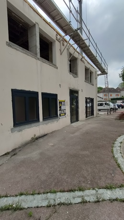 LA BÂTIE-MONTGASCON – Centre Village - COMMUNE

 Mise en location sous bail commercial d’un bâtiment entièrement rénové.

 Local en cours d’aménagement pour accueillir un CAFE / RESTAURANT sur un seul niveau.

Beau potentiel avec une salle de restaurant de 50 m² comprenant un espace bar, une cuisine de 25m², une terrasse et des parkings publics à proximité immédiate.

Ouverture prévisionnelle printemps 2025.

 Possibilité également de location d’un appartement T4 (3 chambres) de 90m² avec terrasse de 13m², neuf, situé à l’étage.

 Expérience cuisine/restauration souhaitée. 

Important  : Candidature avec CV et parcours professionnel est  à déposer en mairie avant le 2 SEPTEMBRE  2024 ou à transmettre par mail à mairie@batie-montgascon.com avec objet : candidature restaurant.

 Un dossier à compléter sera envoyé à tous les profils retenus.

Village passager :  D1516 -  très fréquentée - tous les commerces sont à disposition de la pharmacie au boucher - il ne manque qu'un café-restaurant -dans un bâtiment totalement réhabilité en plein centre du village . les prix ne sont donnés qu'à titre indicatif, le prix sera déterminé après la première sélection  des candidats  - Un professionnel créatif pourra avoir des objectifs durables et en progression , ceci en fonction des atouts dynamiques du village de 2000 habitants. (commerces - associations- passage - musée)