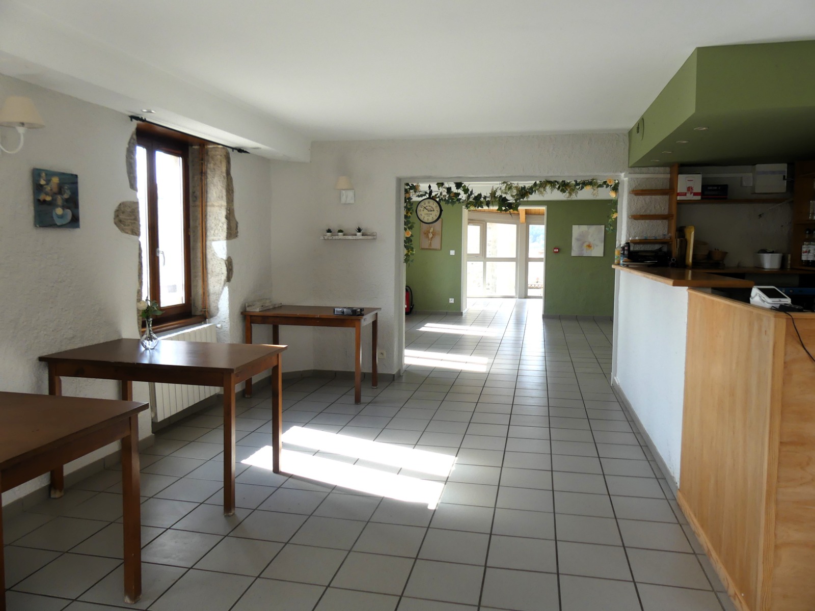 Magnifique auberge située au cœur du village vivant et dynamique de Bard, entre saint Etienne et Clermont-Ferrand dans un environnement paisible et authentique, apprécié pour sa convivialité et sa qualité de vie. Cet établissement plein de charme offre un beau potentiel avec une cuisine équipée, 2 salles de restauration dont une climatisée, un bar, une cave ainsi qu'une terrasse accueillante.
Idéal pour développer une activité de restauration, venez visiter cet établissement de caractère.

Licence IV mise à disposition