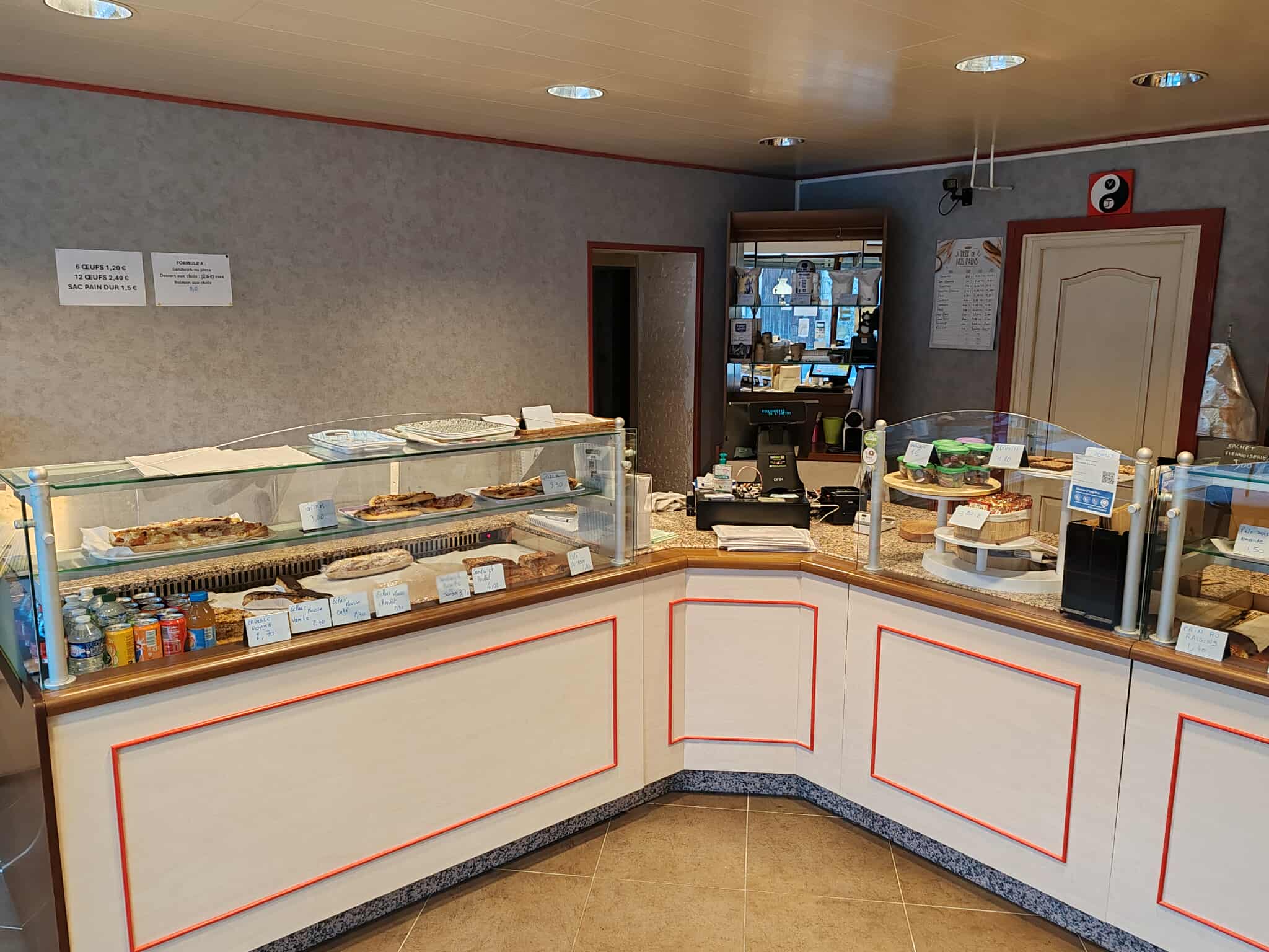 Seule boulangerie du village, situé dans la rue principal, peut se garer devant.
Maison à louer ou à acheter
Possibilité de mettre deux table dedans et devant le magasin.
Aucun salarié