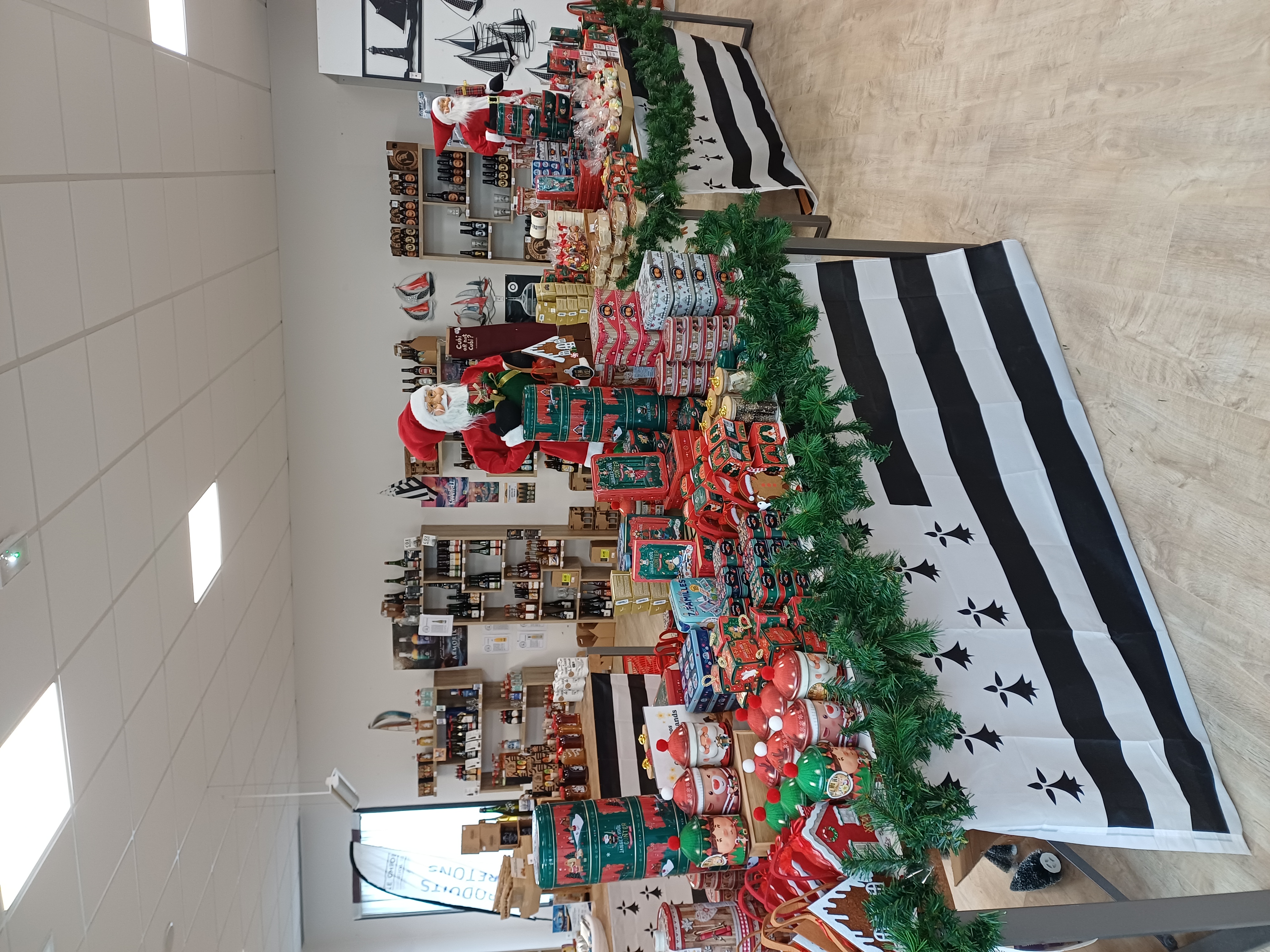 Fonds de commerce magasin spécialisé Breton dans les Côtes d'Armor, (épicerie fine, prêt à porter, décoration d'intérieur, senteurs, cosmétiques). Très beau magasin, très propre et très agréable sur une surface de 475M2 avec réserve et bureau, parking avec place PMR, emplacement route des plages. 
Magasin refait à neuf avec parquet, éclairage leds, chauffage. Loyer 3 300€TTC
Prix vente 29 000€ tout équiper (meubles, informatique, rayonnage, clé en main) + stocks en option.
1 CDI 30H + 1 alternance jusqu'à fin août 2025.