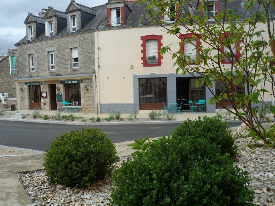 Situé dans une commune dynamique de 1 340 habitants, à mi-chemin entre Rennes et Vannes, cet établissement bénéficie d'un environnement attractif avec de nombreux commerces de proximité (bar-tabac, boulangerie, supermarché...) et services essentiels (pharmacie, maison de santé, poste, écoles...). Une médiathèque est en construction (ouverture prévue en mars 2026), elle comprendra un amphithéâtre et une salle de conférence.

Reprise d'activité pour cause de départ à la retraite. L'hôtel-restaurant est actuellement en activité, ouvert à l'année. La vente comprend :
- Le fonds de commerce et les murs,
- Le matériel professionnel,
- La licence IV,
- Un portefeuille client fidèle.

Conforme aux normes en vigueur, le dernier contrôle de sécurité date d'avril 2024. L'établissement est bien entretenu, par exemple les chambres sont refaites tous les 6 ans.

L'établissement comprend 9 chambres tout confort avec salles de bain et WC privatifs (partie hôtelière), un appartement avec 1 chambre, idéal en logement de fonction ou pour un projet d'hébergement complémentaire. Un grenier attenant à l'appartement peut être aménagé.
Anciennement classé 3 étoiles (jusqu'en 2024) : le classement n'a pas été renouvelé pour laisser au futur propriétaire toute liberté de choix.
Côté restauration : capacité de minimum 70 couverts, possibilité de couper la salle en 3 espaces séparés, cuisine professionnelle équipée, bar avec licence IV.

Prix de vente : 300 000€
Fonds de commerce 50 000 € et murs 250 000 € (murs indissociables du fonds)

Le prix inclut un permis de construire valide et des plans établis par un architecte, permettant de transformer l'hôtel en appartements.