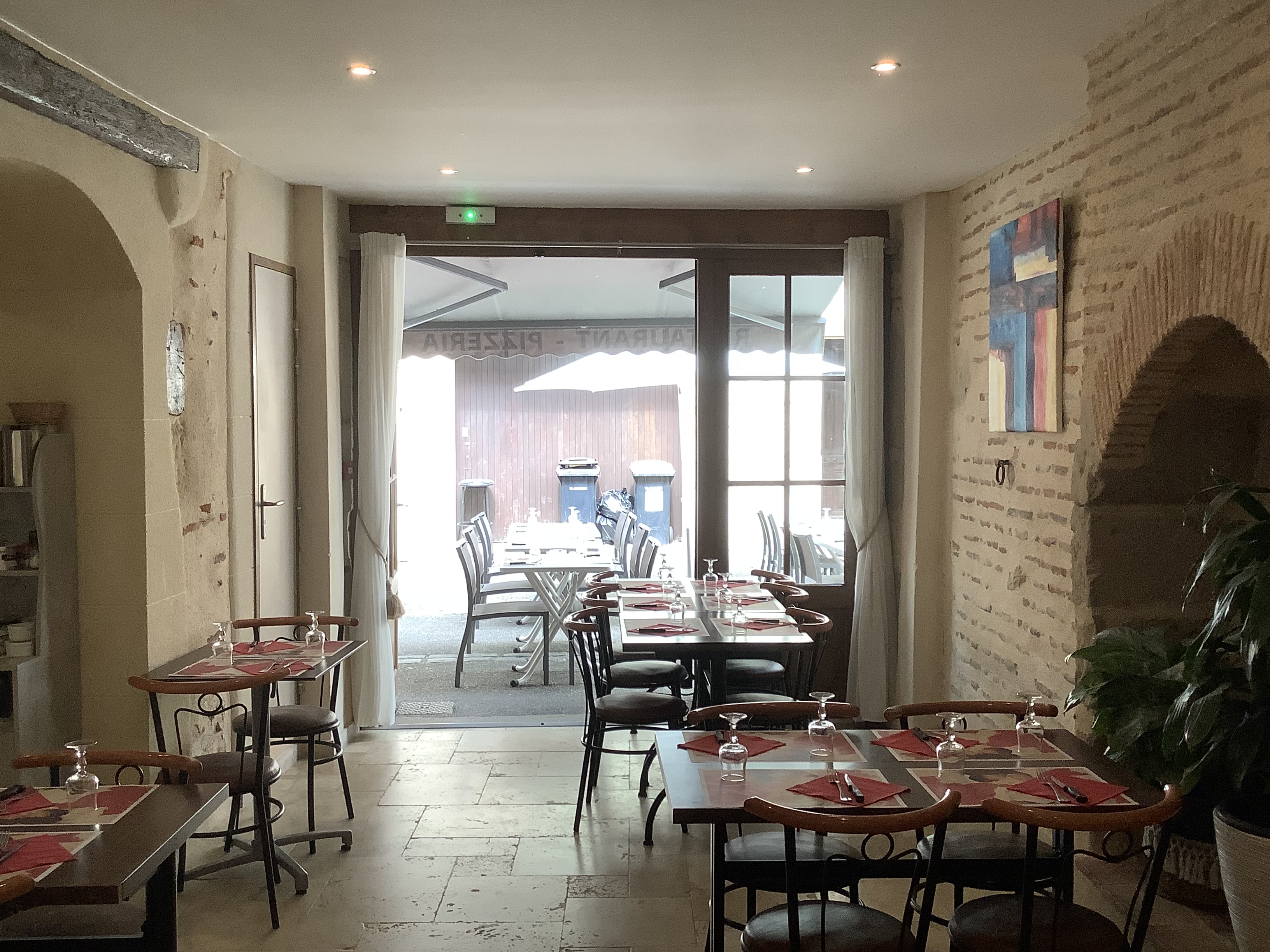 Vend fond commerce pizzeria pour cause de retraite restaurant 85 place intérieure plus 40 terrasse centre-ville parking gratuit à proximité très belle affaire loyer mensuel 2100 possibilité  acheter les murs