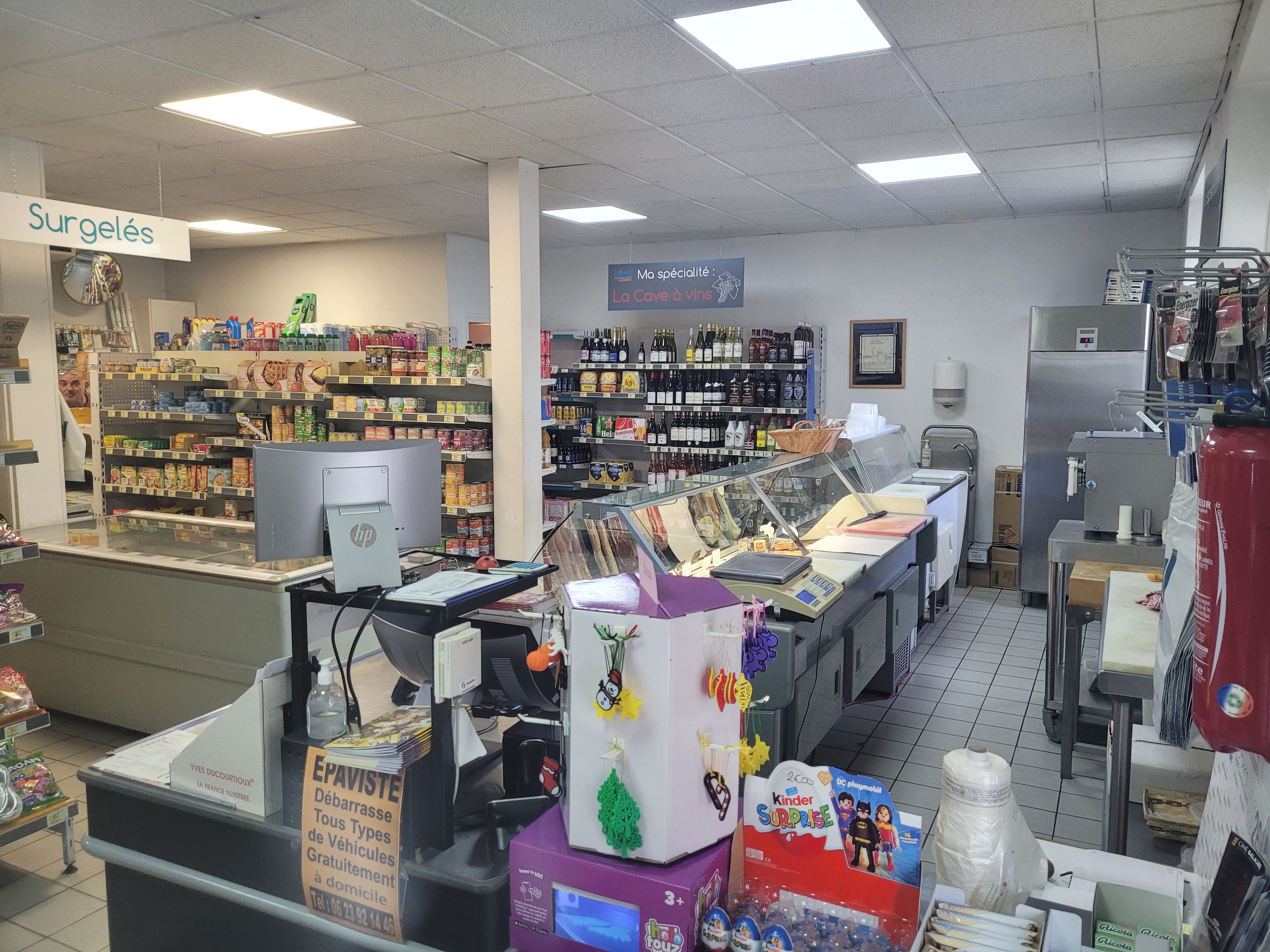 Vous souhaitez investir dans un commerce alimentaire en franchise clé en main sous enseigne ? Cette offre peut répondre à votre projet !

Ce commerce central dans la vie du village est très bien situé, en plein cœur du village, à proximité de nombreux autres commerces complémentaires, à côté de la Mairie.

Ce local est très visible, sur un axe passant (+ de 3000 véhicules / jour), avec possibilité de se garer tout autour.

Ce multi-service connu de tous les habitants s'adapte en permanence pour apporter du service à la population et à ses clients, comme le dépôt de pain lorsque cela est nécessaire, le relais colis via UBS, la vente de bouteilles de Gaz, indispensable à la campagne, la vente de Poulets rôtis Label Rouge les Week-ends avec sa rôtissoire.

Tout cela sans compter la vente de Charcuterie et de fromages locaux, à la coupe avec son service arrière, un rayon Traiteur à développer encore et enfin la vente de viande (rouge ou blanche) "prédécoupée" afin de satisfaire tout le monde. Nul besoin d'être Boucher de formation, ce serait seulement un plus.

Par son amplitude horaire adaptée et la livraison à domicile des personnes en demande, vous avez un magasin au cœur de son marché

Le grand nombre d'associations (près de 30) prouvent s'il en était besoin du dynamisme du village, de l'accueil et l'envie de partager.

Possibilité de développer encore le rayon Traiteur et la vente de fromages à la coupe. Ces rayons d'ultra-frais à la coupe représentent environ 30% du CA, sans nécessité d'expertise particulière, mais la volonté d'être au service de la clientèle.

Informations sur le projet:
Prix de cession : 60 000 €
Apport personnel 20 K€

Loyer annuel Hors-Taxe Hors-Charge : 4 K€
Chiffre d'affaires annuel Toute Taxe Comprise : 354 K€
Surface de vente : 70m²

Type de contrat: Franchise

Droit d'entrée: 0€