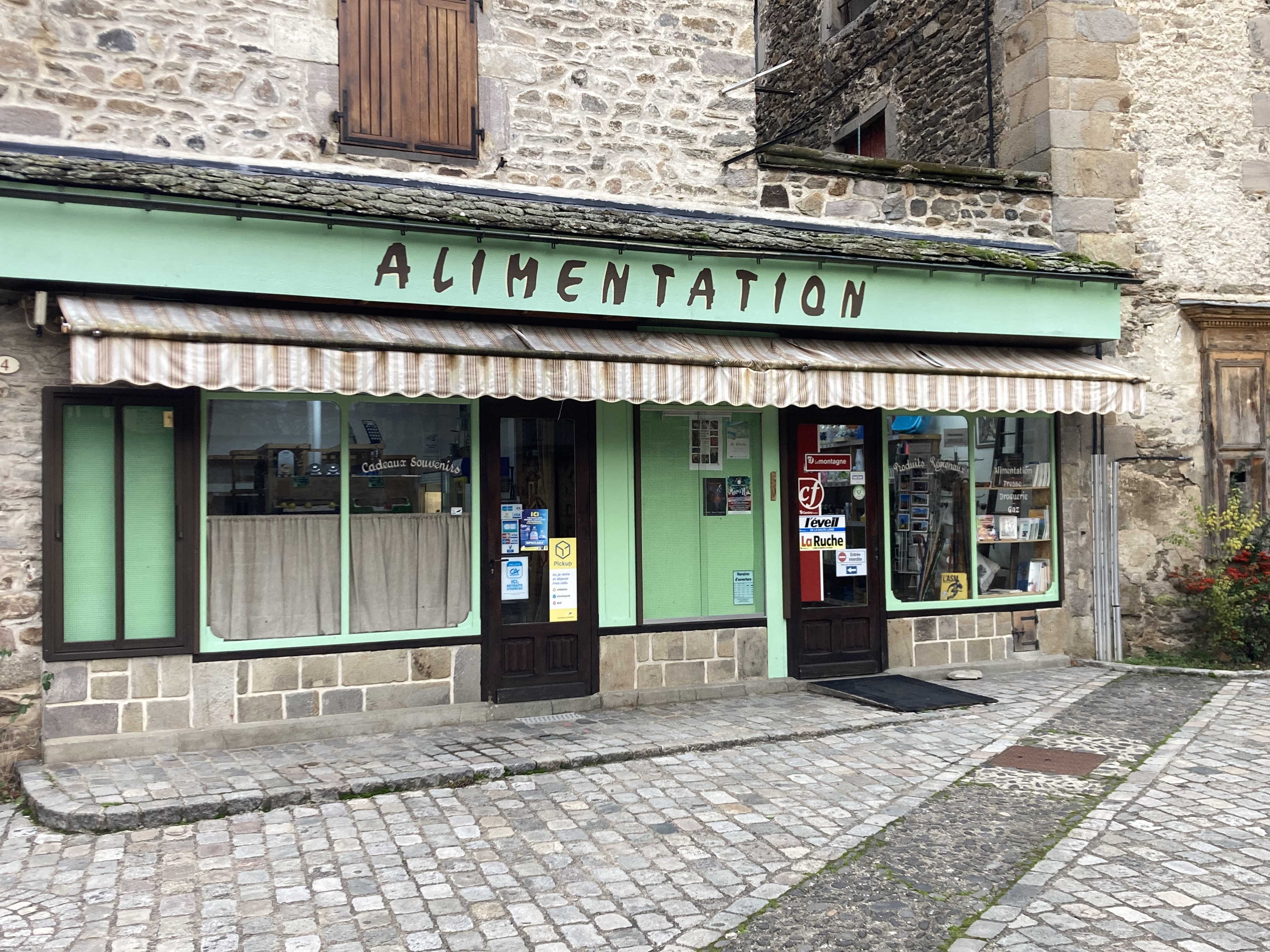 Dernier commerce au cœur d’un village classé
Fonds de commerce Épicerie Multiservices indépendant – Blesle (Haute-Loire)
Prix de vente : 45 000 €
Chiffre d’affaires HT : env. 180 000 €
Loyer commercial : 7 000 € / an
DESCRIPTION
Fonds de commerce d’épicerie multiservices situé à Blesle,
village médiéval classé parmi les Plus Beaux Villages de France.
Commerce ouvert 7j/7 à l'année, avec forte activité d’avril à septembre.
Clientèle locale fidèle et fréquentation touristique importante.
ACTIVITÉS
– Épicerie générale et produits du quotidien
– Produits régionaux et locaux
– Dépôt de pain
– Gaz
– Souvenirs
– Livraisons à domicile
– Services : presse, colis, petites fournitures
POINTS FORTS
– Emplacement dans un Plus Beau Village de France
– Commerce essentiel, forte visibilité
– Clientèle locale + touristique
– Activité diversifiée et stable
– Affaire tenue par un couple, idéale pour une reprise immédiate
– Potentiel de développement selon projet
OPPORTUNITÉ
Affaire saine, offrant un cadre de vie remarquable et un réel potentiel de développement.
Contact : 04 71 76 24 20