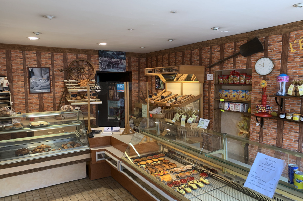 À vendre fond de commerce Boulangerie - Pâtisserie dans un charmant petit village situé dans le département de l'Indre, pour cause de départ à la retraite nous cherchons un repreneur.

Le commerce comprend une boutique principale situé sur la commune d'Argy (36500) avec point de fabrication et un second magasin en point de vente froid dans la commune voisine de Buzançais (5km).


La boutique principale (Argy 36500) : 

Comprend le Magasin (cf photo principale)  une arrière boutique, Un Fournil avec Four électrique, pétrin, refroidisseur, diviseuse façonneuse..., une chambre à farine avec chambre froide et silos, un laboratoire avec coin plonge, Armoire Frigo, armoire congélation, batteur, laminoir...  un vestiaire avec douche et toilettes ainsi qu'un garage donnant sur arrière-cours fermée de 200m2. 
Spécialités : L?Argycien et Le Brillac d?Argy - Snacking et pain spéciaux à développer.
Le logement : 
4 pièces plein pied de 95m2.
Cuisine, salon, 2 chambres, Salle de bain et wc séparé. 1 garage donnant également sur arrière cours de 200m2. Jardin très calme de de 800m2 donnant sur le parc du château.

Vendu avec véhicule de livraison inclus Citroën C15 de 2004 160000km

Boutique principale Argy 36500
Loyer mensuel 766? ( Logement + Espace commercial)
Fin du Bail 2026.

Point de Vente Froid Buzançais 36500
Loyer 320 ?
Fin du Bail 2027.