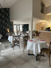 La municipalité de Mervent recherche un(e) candidat(e) pour la reprise d’un restaurant situé au cœur du village.

ENVIRONNEMENT LOCAL :
Mervent est un petit village situé entre plaine et bocage, niché sur un éperon rocheux qui domine une forêt millénaire de 5000 hectares, la forêt de Mervent/Vouvant.
Mervent, au sud-Vendée à 1 heure des Côtes Vendéennes, du Puy du Fou, La Rochelle, du Marais Poitevin et de Nantes.

Le local est situé au centre bourg entourés de différents commerces tels qu’une épicerie, une fleuriste, un salon de coiffure, un institut de beauté, un garagiste…).
Des parkings sont accessibles à proximité, départs possibles de circuits de randonnée.
Aux alentours de nombreuses activités touristiques comme la base de loisirs accueillant 15 000 personnes à l’année, le parc de Pierre Brune recevant 40 000 touristes annuellement, Natur’Zoo qui compte plus de 62 000 visiteurs par an ainsi que le barrage et le lac.

DESCRIPTION DE L’ETABLISSEMENT
► Lieu idéal pour un restaurant, une crêperie, un bar et autre de 125 m² (75 m² au rez-de-chaussée et 23 m² à l’étage) avec possibilité de location de la licence IV.
► Sa capacité est de 45 couverts en salle et de 20 couverts en terrasse dont une au sein du parc ombragé.
► La clientèle se compose d’ouvriers, de commerciaux, de la population locale et des alentours ainsi que de nombreux touristes.
► Cet établissement est régi par un bail précaire ou bail commercial. Il n’y a donc pas de fonds de commerce.

Si vous souhaitez candidater, demandez le dossier de présentation du projet de reprise du restaurant auprès de la mairie par mail à mairie@mervent.fr ou par téléphone au 02 51 00 20 10.