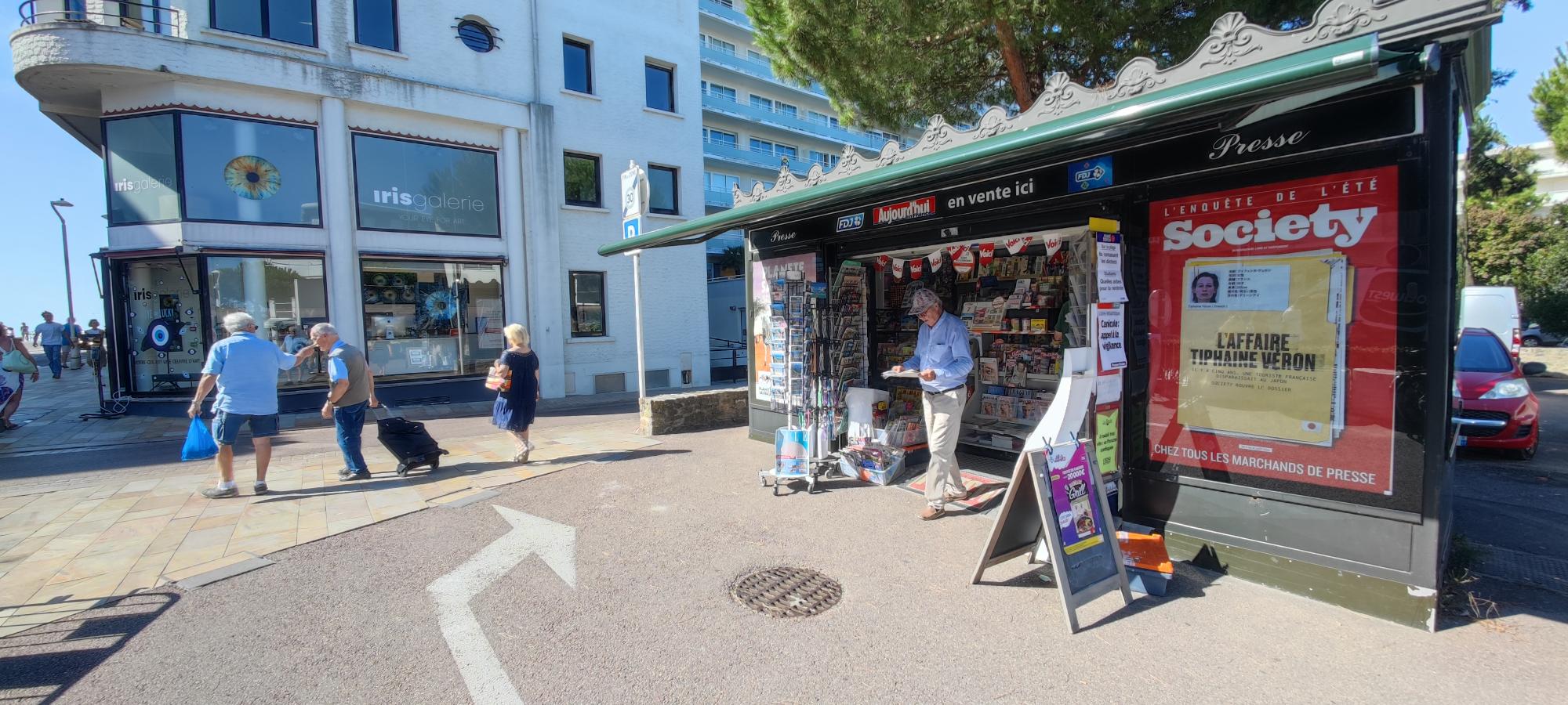 Il s’agit de gérer les 2 Kiosques de La Baule :
- Avenue du Général De Gaulle/Place Leclerc (kiosque ouvert à l’année)
- Avenue des Lilas (kiosque saisonnier) ; vous devrez vous organiser pour gérer ce kiosque saisonnier.

Je vous explique ci-après, le fonctionnement pour devenir kiosquier.
Bien entendu, nous échangerons ensemble, soit en visio, soit en présentiel (sachant que je suis basé à Toulouse). PREMIER CONTACT PAR MAIL

Pour devenir gérant de kiosque, il vous faudra avoir un agrément de diffuseur de presse en effectuant une formation  en présentielle 2 jours au dépôt de presse de Saint-Herblain (environ 1000€ - CPF possible). 
Vous disposerez de ce kiosque sans droit d’entrée, sans avoir à investir dans un pas de porte ou fonds de commerce avec de faibles charges ; néanmoins, il vous faudra avoir un fond de roulement/trésorerie (6000€ au minimum); le dépôt de presse (l’entreprise qui vous livre la presse basée à Saint-Herblain) vous expliquera plus en détails le fonctionnement.

Vous serez travailleur indépendant donc non salarié ; il vous faudra créer une société et donc avoir un numéro de Siret (auto-entrepreneur possible)
Vous aurez la gestion du kiosque pour une durée de 5 ans, renouvelable une fois (soit 10 ans).
Il y aura 2 dossiers administratifs à préparer, un pour la partie « presse » et un pour «la Française des Jeux/FDJ» ; pour avoir les validations de ces 2 entités, prévoyez 3 mois avant une ouverture.
OBJECTIF : OUVERTURE PAQUES 2025

Les activités (avec les commissions respectives) :

Presse nationale (23%) et régionale (14%)
Les jeux de la Française des jeux (FDJ) : jeux de grattage, tirage, paris sportif (5%)
Le relais colis avec Pickup (suivant le nombre de colis)
Relais La Poste
Les souvenirs, les cartes postales et cartes évènementielles
Les boissons, les glaces emballées, les confiseries, les spécialités locales
Si vous avez d’autres idées d’activités, n’hésitez pas à m’en faire part (services à la personne, clés minute, conciergerie, transfert d’argent, service carte grise…), mais de toute façon, elles seront soumises à la validation de la ville.

Les charges (hors impôts et Urssaf) :
Loyer mensuel 200€ HT - Caution pour le kiosque : 720€ ; caution restituée à la fin sauf anomalies
constatées.
Electricité, routeur4G ou box internet
Caisse informatisée spéciale presse (Strator, Bimedia, JDC…) : entre 80 et 120€/mois
Assurance

Les horaires :
Vous vous adapterez au besoin de votre clientèle mais en général, les autres kiosques de mon secteur ont pour habitude d’ouvrir :
7h/7h30 –12h30 et 16h –18 ou19h ou journée continue
Samedi matin et dimanche matin (les après-midis sont conseillés)
A votre convenance mais vous pourrez étudier un jour de fermeture dans la semaine.
Dans tous les cas, les kiosques devront avoir une amplitude horaire plus grande pendant la haute
saison (de Pâques à la Toussaint).

Ce métier est des plus passionnant, vous allez contribuer au dynamisme économique de la ville ; à la diffusion de l’information et ainsi créer un lien social fort.