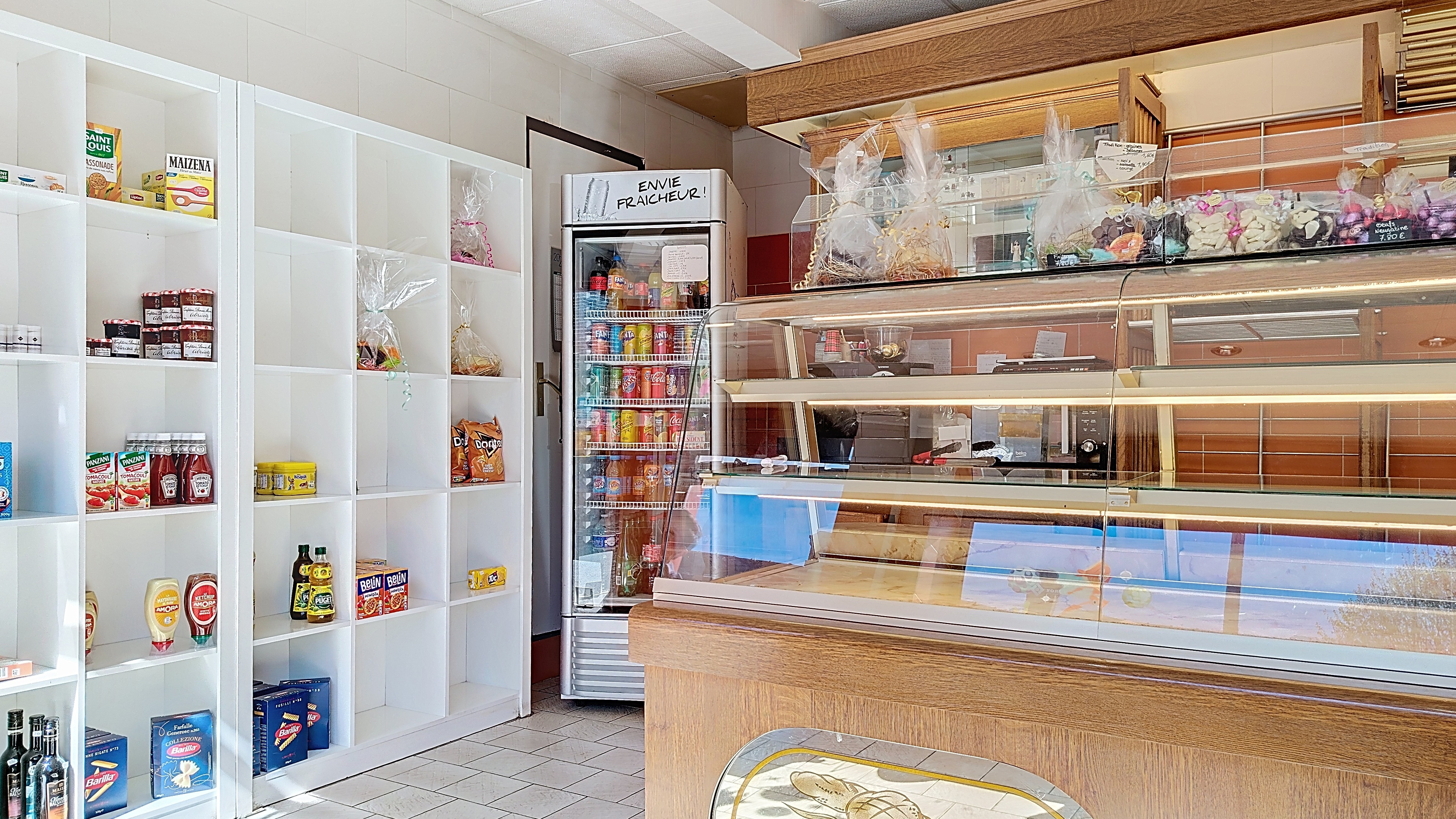 Situé à 15 minutes de Houdan, au centre de Faverolles, ce fonds de commerce bénéficie d'un emplacement idéal, d'une belle visibilité sur une rue passante, à proximité de la mairie et de l'école, attirant ainsi une clientèle variée. De plus, les aménagements extérieurs, tels que le jardin et le patio, offrent un espace pouvant ajouter une valeur attrayante pour une clientèle en quête de convivialité.

Les locaux s'étendent sur une surface totale de 205 m² avec divers bâtiments distincts. La partie habitation propose un agencement comprenant salle à manger, chambres, cuisine et salle de bain, tandis que la partie commerciale comprend un magasin, un fournil équipé, un laboratoire et des espaces de stockage. Le matériel est récent et de bonne qualité. Les trois places de parking face à la boutique et un parking à proximité offrent une grande praticité pour la clientèle. Avec une toiture en ardoise offrant charme et durabilité, ce fonds de commerce allie harmonieusement les aspects résidentiels et commerciaux, constituant une opportunité unique pour développer une activité tout en bénéficiant du confort d'une demeure traditionnelle.

Aujourd'hui, la boulangerie de Faverolles offre des produits de qualité appréciés par une clientèle fidèle répartie sur le 28 et le 78 avec un CA annuel de plus de 370 000€ et une bonne santé financière. Elle possède également une belle notoriété et une bonne image qui lui permettent d'obtenir d'excellents avis sur internet dans un environnement peu concurrentiel dont les futurs acquéreurs pourront bénéficier dans le cadre d'une activité similaire, dans le domaine de la restauration ou le commerce de détail.

Les futurs acquéreurs de ce fonds commerce pourront compter sur le soutien des habitants et de sa municipalité dans le développement de son commerce.