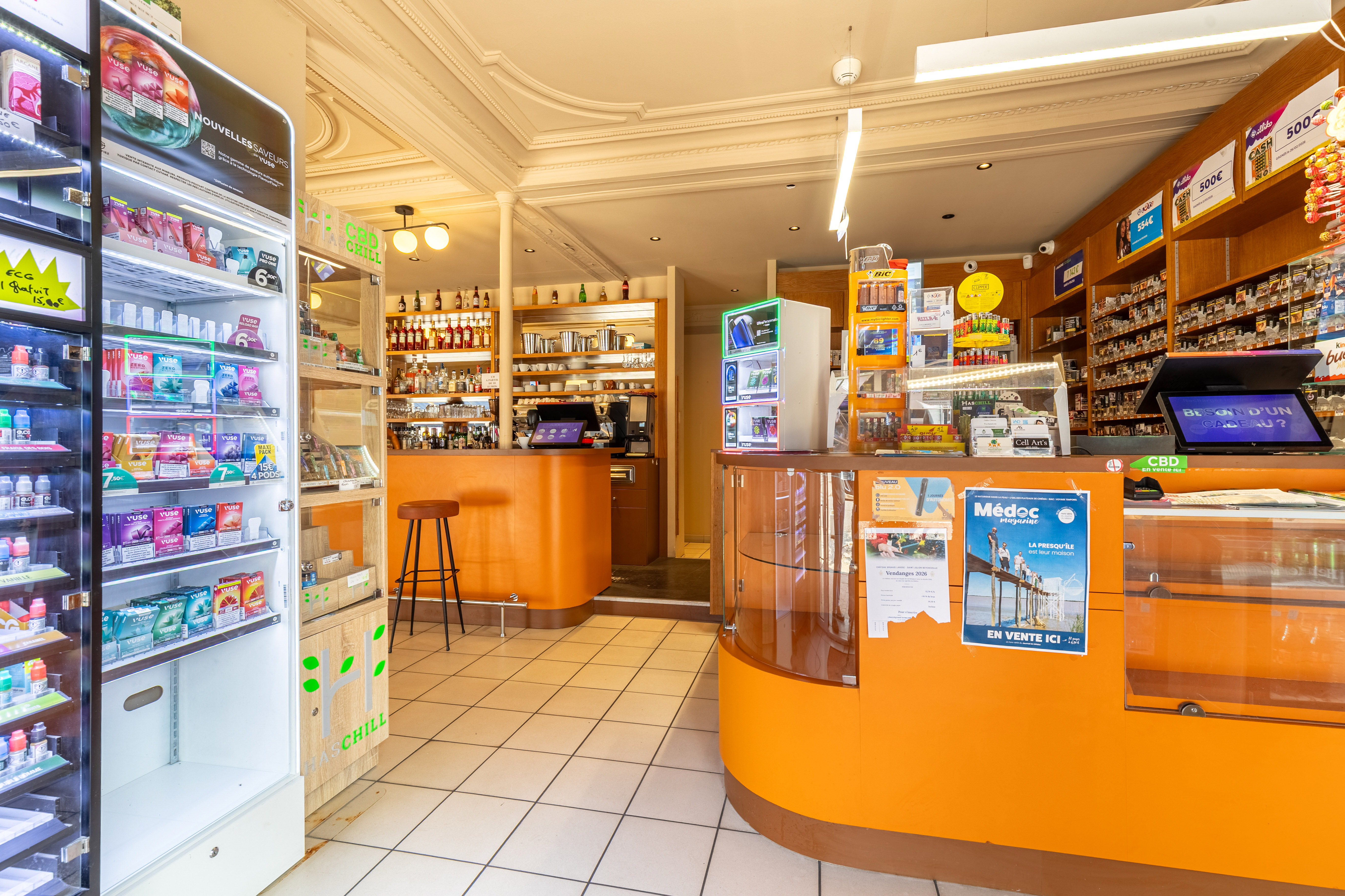 Fond de commerce à vendre / Centre-ville de Lesparre-Médoc
CA moyen sur 3 ans : 435 336 €

L'affaire regroupe plusieurs activités complémentaires :
- Hôtel avec entrée indépendante : 9 chambres + 1 appartement de fonction ( 2 chambres / 1 bureau / pièce de vie / salle d'eau )
- Café / Bar
- Restaurant
- Tabac
- PMU
- Française des Jeux
- Vente de produits annexes (confiserie, accessoires fumeurs, téléphonie...)

Salle de restaurant non exploité à ce jour, qui laisse entrevoir un développement du CA supplémentaire.

Cette diversification constitue un véritable atout en assurant une activité régulière tout au long de l'année et en limitant la dépendance à une seule source de revenus.

Les chiffres clés sur 3 exercices :
- Chiffre d'affaires moyen sur les 3 derniers exercices : 435 000 €
- EBE retraité moyen : 160 000 € par an
- Hôtel : 77 000 € de CA annuel moyen
- Bar / Café : 126 000 € de CA annuel moyen
- Commissions Tabac : 110 000 € par an
- Commissions FDJ : 39 500 € par an
- Commissions PMU : 6 500 € par an
- Ventes annexes : 76 000€ par an

L'établissement présente des résultats réguliers et une rentabilité solide, offrant une base d'exploitation saine avec un potentiel de progression pour un repreneur souhaitant développer la restauration, l'activité hôtelière ou optimiser les amplitudes d'ouverture.
Tarif hôtel actuel :
Nuitée 77,00 euros Juillet et Août 87,00 euros
Petit-déjeuner 8,00 euros
Petit-déjeuner – 12 ans 6,00 euros
Taxe de séjour 0,90 euros
Lit bébé 10,00 euros
Lit sup. 20,00 euros

Parking privé de plusieurs places, idéale pour la partie hôtellerie.

Bail commercial loyer HT/HC / an : 33 000€

1 salarié en CDI

Prix de cession : 383 600 € FAI ( négociable !! )