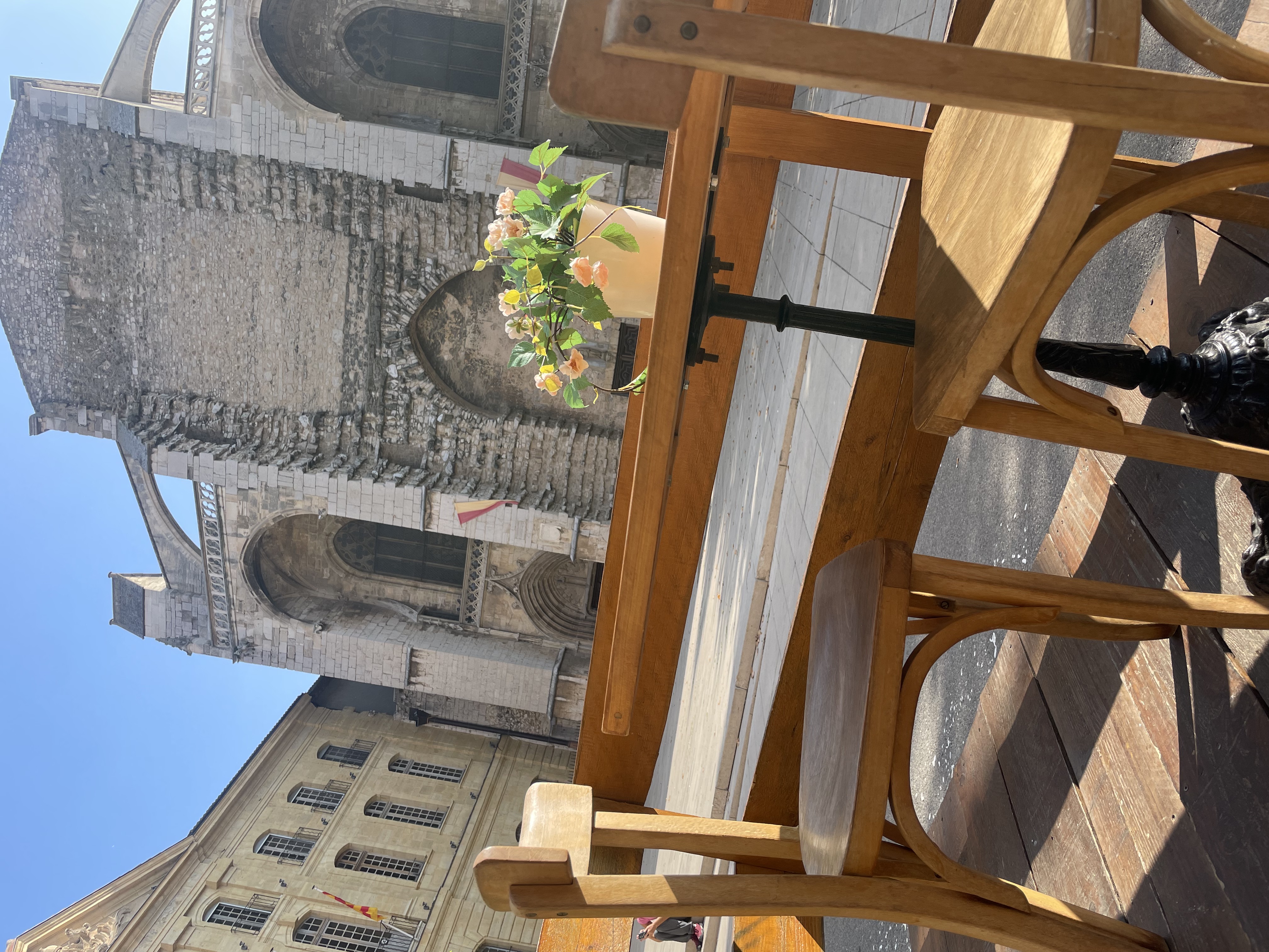 Opportunité rare au cOEur du centre historique de Saint-Maximin-la-Sainte-Baume, à deux pas de la Basilique Sainte-Marie-Madeleine, site touristique majeur attirant visiteurs et pèlerins toute l’année (3ème tombeau de la chrétienté)  Cet établissement bénéficie d’un emplacement stratégique avec un fort passage piéton, idéal pour un concept de restauration, snack, petite restauration, crêperie, glaces ou vente à emporter.  L’établissement Salle intérieure : 18 couverts Terrasse ensoleillée : 35 couverts exploitable toute l’année Cuisine professionnelle entièrement équipée Licence III et licence restaurant Aucun travaux à prévoir Local fonctionnel et immédiatement exploitable  Activité actuelle Cuisine maison à base de produits frais et de saison.  Ouverture actuelle : Hiver : service du midi du mardi au dimanche Été : service midi et soir (mardi, jeudi, vendredi)
Fort potentiel de développement Vente à emporter Snack et petite restauration Crêpes et glaces Extension des horaires d’ouverture Exploitation renforcée du flux touristique Concept rapide ou hybride restauration / pause gourmande  Les atouts Emplacement numéro un très recherché Flux touristique et clientèle locale à l’année Terrasse attractive Structure saine et rentable Idéal pour un couple de professionnels ou un premier projet