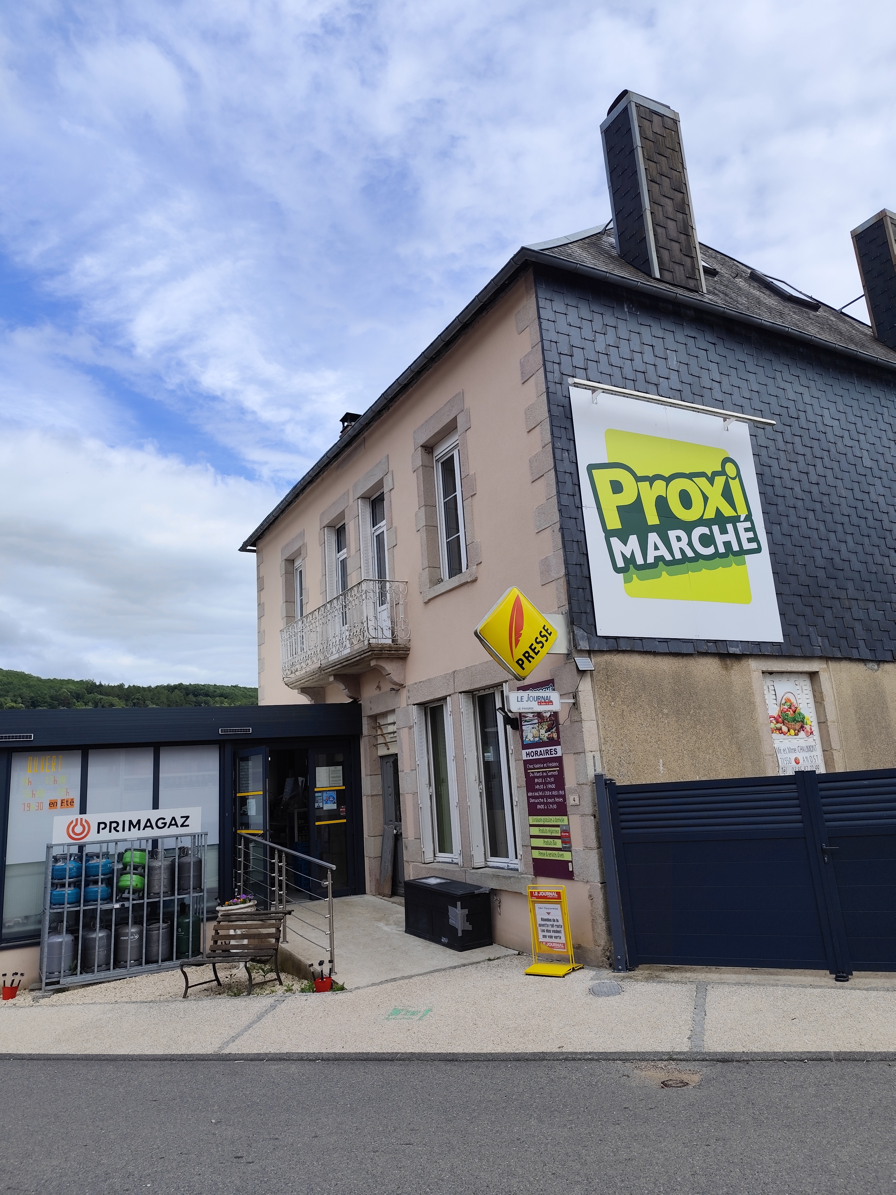 A vendre fonds de commerce situé dans le village d’Anost, au coeur du Parc Naturel Régional du Morvan.
Avec ses commerces et ses services, Anost sait attirer et garder une clientèle locale, de résidents secondaires, et de touristes.
L’épicerie située au centre bourg, doit être tenue par un couple dans l’idéal, avec sa surface de vente de 100 m², elle propose des produits d’alimentation générale, de la presse, le journal de Saône et Loire, des produits locaux et du gaz.
Des livraisons à domicile sont faites régulièrement.
Une réserve attenante de 40 m² et un bureau aménagé de 15 m² complètent l’ensemble.
Le magasin est régulièrement entretenu, avec du matériel récent
Il n’y a pas de travaux à prévoir
Dernier CA TTC : 366 826 €
Il sera possible de reprendre le contrat d’approvisionnement schiever
La vente comprend :
le fonds de commerce : 100 000 €
la partie habitation et murs commerciaux : 250 000€
L’appartement de 200 m² situé au dessus du commerce est lumineux, et sans travaux à prévoir