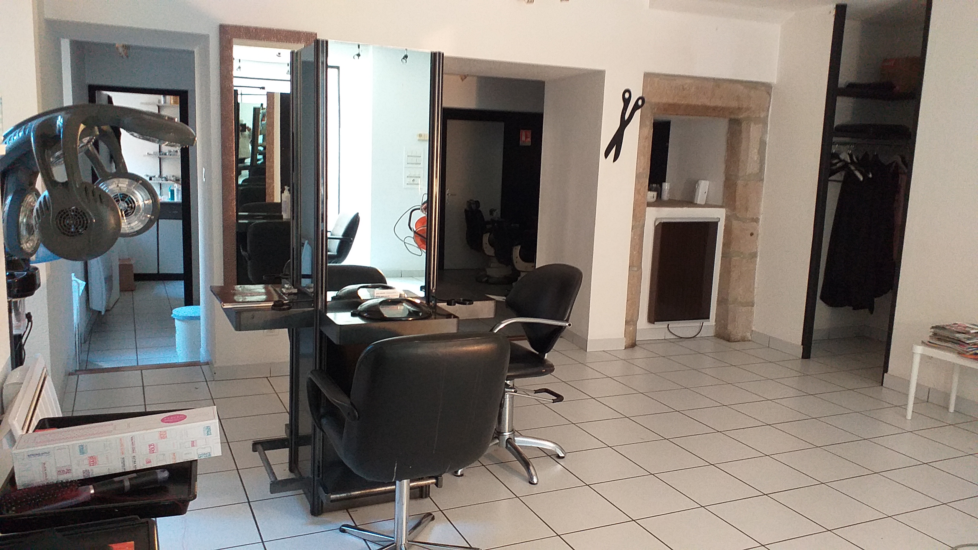 A vendre pas de porte de salon de coiffure au centre ville du village de la Chaise Dieu, dans petite ville touristique de 650 habitants.  Très bon emplacement, sur la place principale. Tous commerces et services de base dans le village.
Haut lieu du tourisme de Haute-Loire, proche du Puy-en-Velay, nichée sur un promontoire de granit à plus de 1080 mètres. Le village enchante par la beauté des lieux. Il est réputé également pour sa célèbre Abbatiale Saint-Robert et son festival de Musique sacrée, qui engendre une forte fréquentation touristique d’avril à septembre, avec une pointe en été. Voir ce lien : https://www.lepuyenvelay-tourisme.fr/decouvrir/incontournables/la-chaise-dieu/
Salon fermé pour raison de santé fin 2023.
Clientèle locale fidèle, pas de concurrence dans le village.
Possibilité de développement de l'activité sur bien-être et esthétique.
Local de 80 m² bien équipé : grande vitrine, salon 2 bacs de lavage avec fauteuils massantS neufs ; salon coté femme, 5 postes de coiffage femme + salon coté homme (séparé) 2 postes de coiffage avec fauteuils Bellemont, 1 poste coiffage enfant, banque d’accueil, 1 laboratoire (5 m² avec machine à laver, évier, rayonnages), 1 salle 15m² avec point d’eau pouvant accueillir activité bien être ou esthétique… Matériel de coiffage et mobilier de magasin (présentoirs, rayonnages…). Chauffage électrique. Local bien isolé et accessible handicap. 1 Toilette.
Loyer de 450 € par mois net TVA
Bail commercial coiffure avec possibilité d'adjonction d’activité, à négocier
Prix de pas de porte : 5.000 €