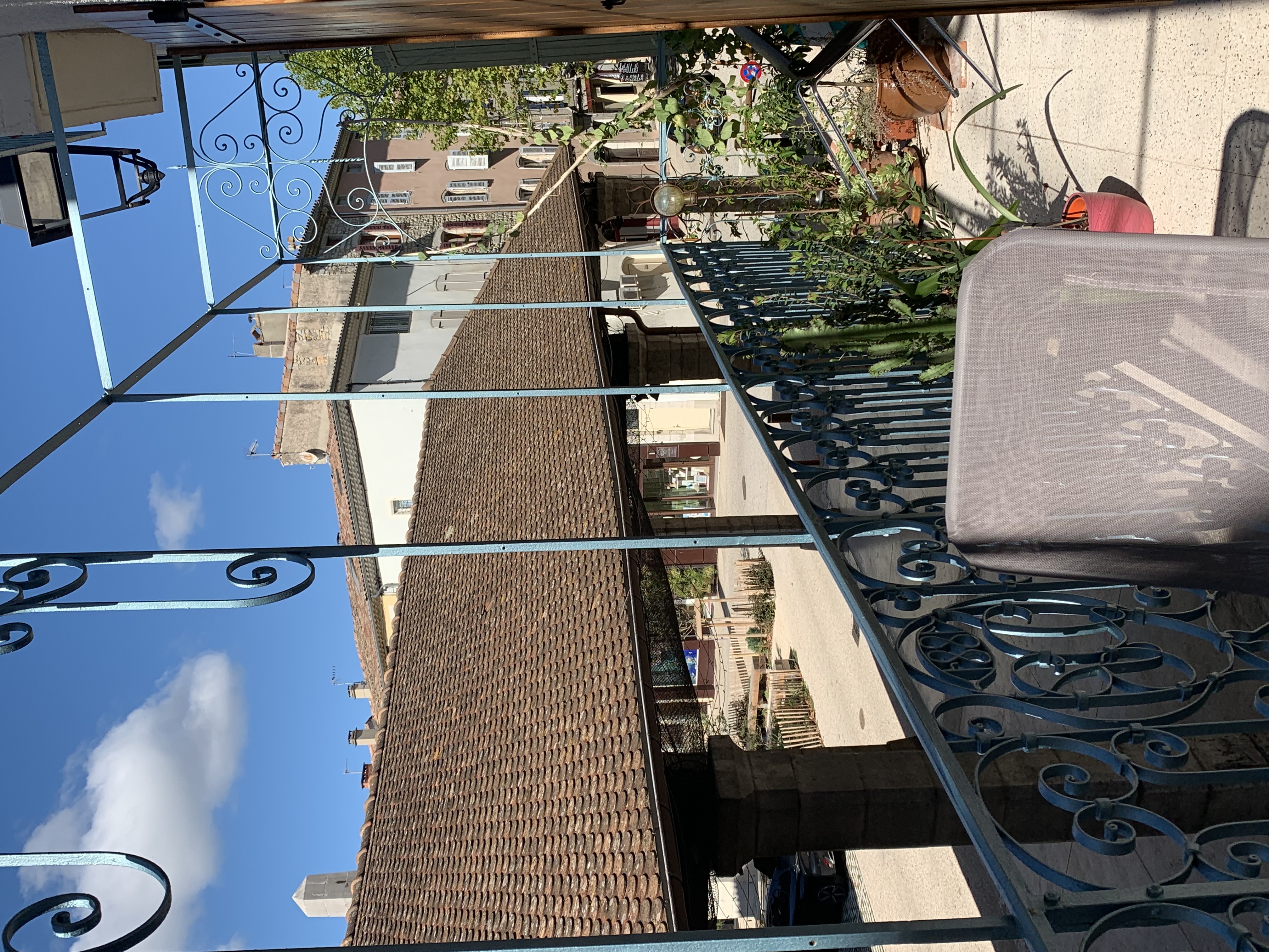 Maison de ville (environ 100m2) T4 sur 3 niveaux et indépendamment
au rdc un commerce en activité (environ
75m2).
Idéalement situé en plein cœur de ville avec belle terrasse sur place publique.
Centre ville récemment rénové.
Travail à l'année.
Actuellement cave/resto au commerce &
B'nb au dernier étage.
Bel ensemble à optimiser
Idéal nouveau départ
Vente après saison 2025.
Contact - photo et visites sur demande
A bientôt