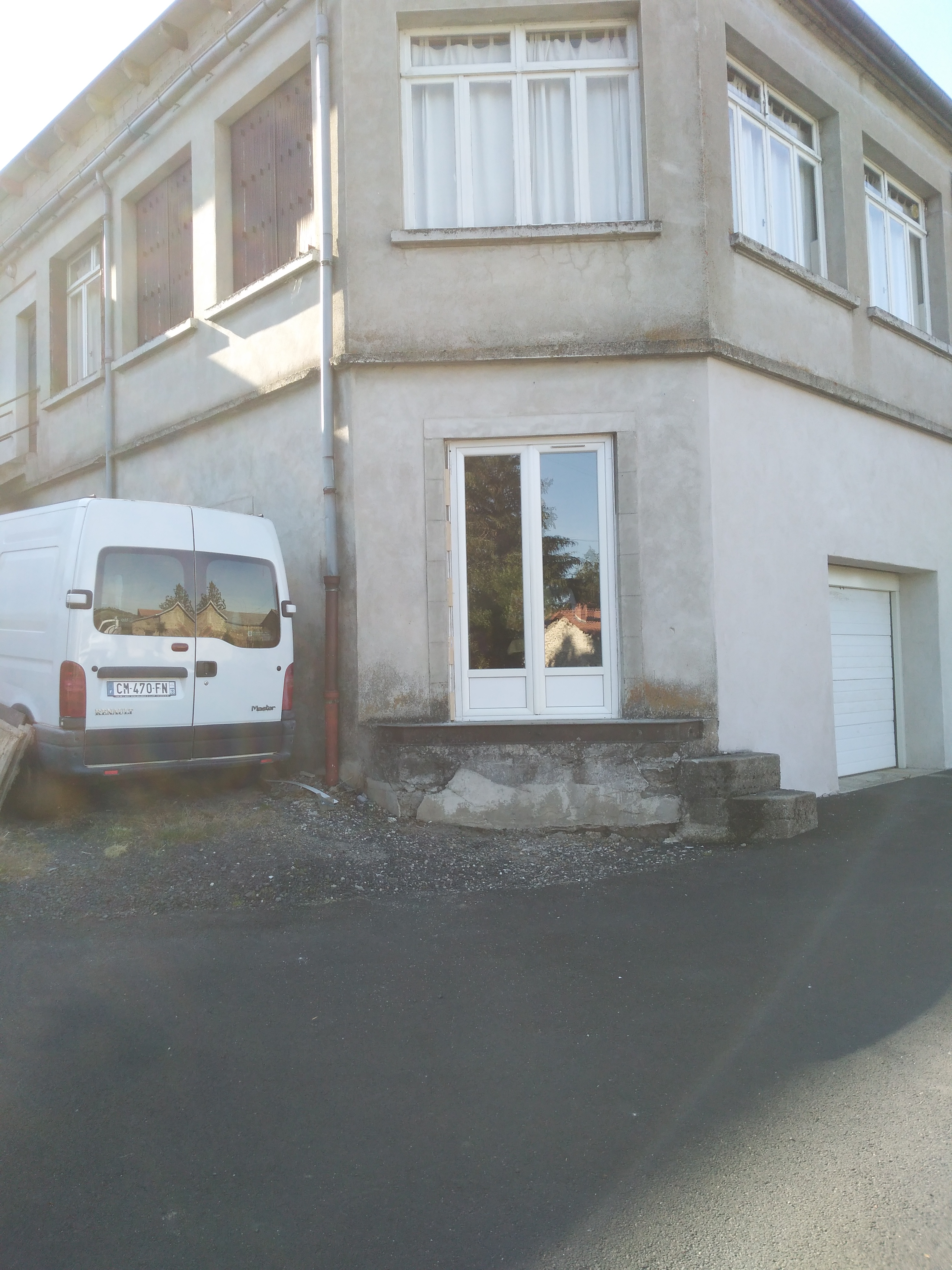 Vendu avec licence Iv valeur  8500 euros offerte,à l étage : 8 chambres 5 encore meublé, 2 avec douche ,une salle de bain ,un WC et un bureau ,rez de chausse : salle pour le bar avec comptoir réfrigéré, salle resto 35 / 40 personnes ,cuisine reste le piano ,une pièce réservé, une grande salle polyvalente à transformer  en gîte ou autre85 mètres carrés, 3 WC ,en façade grande terrasse ,à l arrière petit jardin 40m carrés et grand garage avec porte électrique. Très bien placé à a5 minute de l autoroute A 75 ,tenu 16 ans ferme au deces de mon épouse en 2020 tout renseignement s par mail ou téléphone à visiter énorme possibilites