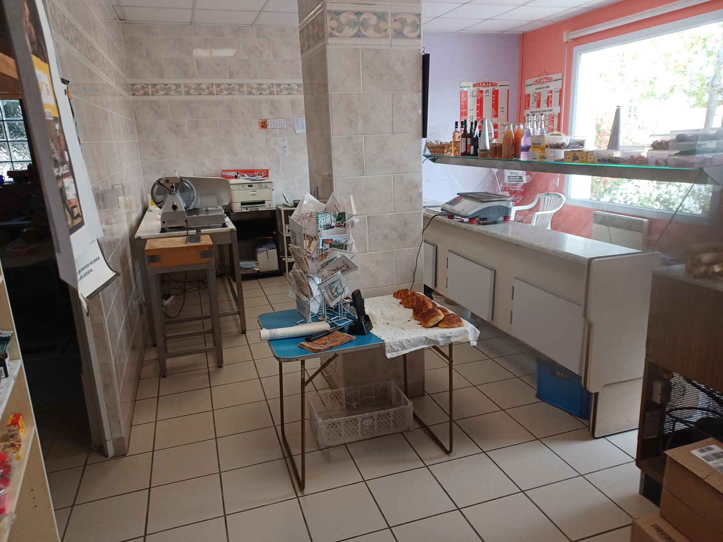 Vends boucherie-charcuterie et services  entre Blois et Vendôme. Sur localité réellement vivante, en coeur de bourg avec parkings. Chiffre d'affaires : 130 000 euros  dont 10 000 euros en commissions (tabacs, relais CA, etc...). Approvisionnement en proximité. Charges modestes : électricité : 2200 euros/an, loyer: 250 euros/mois. Surfaces généreuses : boutique de 65 m², laboratoire 30 m² et remise de 20 m². Locaux rationnels aménagés dans le cadre d'un projet communal. Fonds de commerce avec matériels : 43 000 euros. Logement F3 de 66 m² possible.