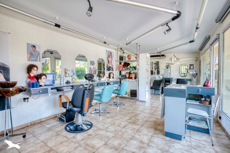 Maison (1987 DPE B) + Salon Coiffure + Terrain arboré + Parking 5pl. dont 1 Handicap. S Dans village avec commerces Ecoles 500m Collège 2km. Bassin d'emploi important
Pas de concurrence coiffure.
Cadre agréable en vallée Dordogne.
Salon équipé prêt à démarrer et maison  vendue cause retraite.
Potentiel maison : Habitation + Studio + Salon de coiffure ou autre commerce possible.
A saisir