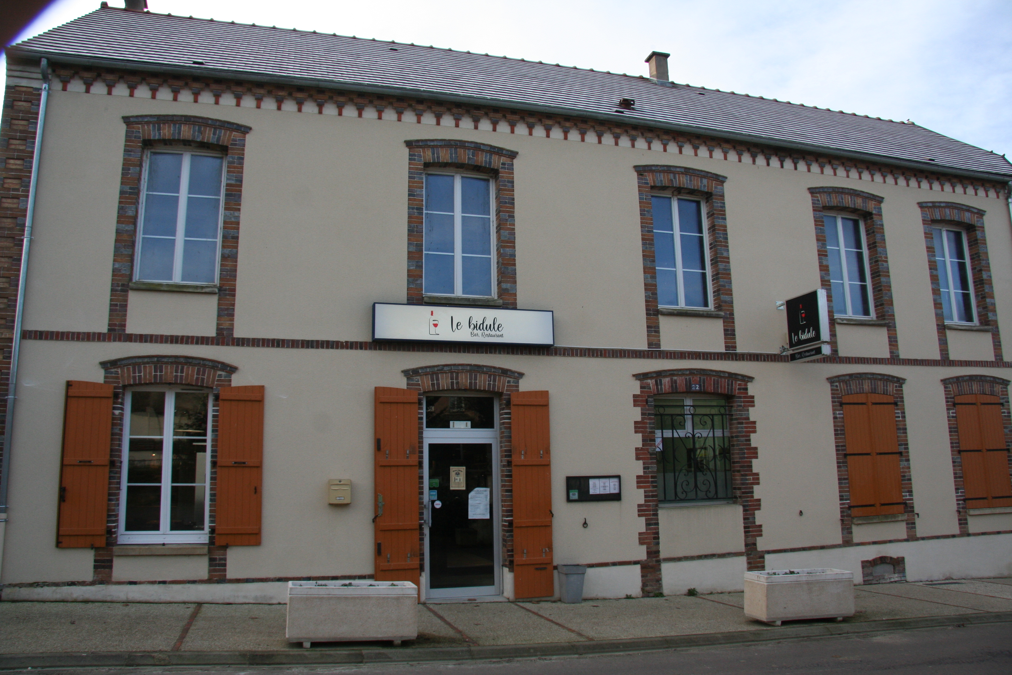 Proposition de location pour fonds de restauration
avec dépôt de pain, petite épicerie, bar, restauration sur place ou à emporter
