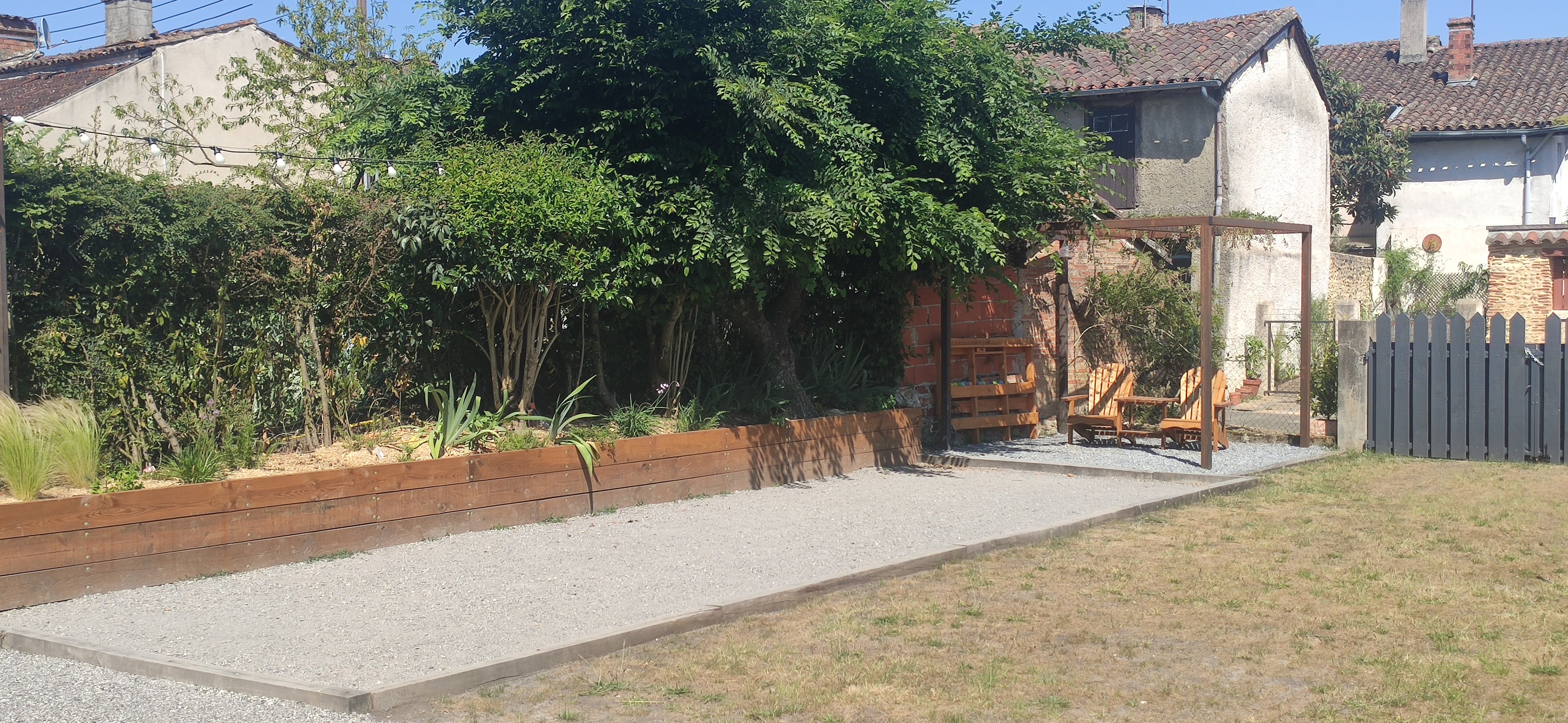 À vendre bâtiment avec local commercial Bar Restaurant au rez-de-chaussée et logement à l’étage.
Entièrement rénové en 2021, pas de travaux à prévoir.
Aménagement du local commercial de 130m :
-un côté bar et une salle de restauration chaleureuse. Capacité 40 à 50 couverts.
-une terrasse côté boulevard puis une très grande terrasse privée de 490 m² aménagée (capacité 50 à 100 couverts).
-une cuisine professionnelle équipée
-une plonge et 2 espaces de stockage
-une dépendance de 30m² avec chambre froide
-un WC PMR et un WC privé
Le logement à l’étage de 100m² avec entrée indépendante est composé d’une entrée, d’un séjour double avec balcon, d’une cuisine ouverte aménagée et équipée, de 2 chambres (avec possibilité de faire une 3ème chambre), d’une buanderie, d’une salle d’eau et d’un WC.
Idéal comme logement de fonction ou pour accueillir un salarié.
Disposition commerciale : vente du bâtiment et du fond de commerce avec
Bâtiment : 218 500€ (hors frais de notaire ou d’agence)
Fond de commerce : 69 000€ (hors stock et frais de notaire) avec licence IV comprise.
Pour plus de renseignements (chiffre d’affaire, photos supplémentaires,…) nous contacter.
Curieux s’abstenir.