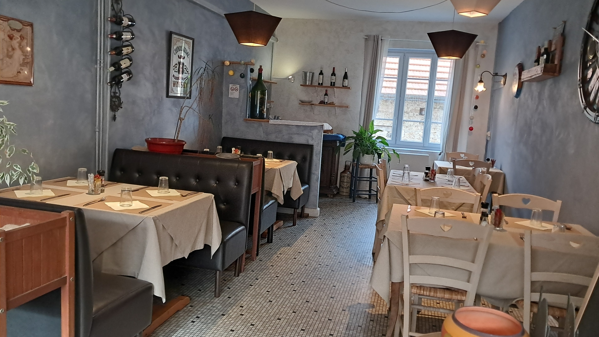 En plein centre-ville du village, ce restaurant dans la rue principale, très passante, bénéficie de nombreuses places de parking et d'un emplacement très attractif avec terrasse. L'établissement est parfaitement entretenu et en très bon état général. Il possède une alarme et des équipements de cuisine en parfait état. Les deux salles du restaurant sont de 20 et 32 m² avec bar et Licence 4.  Terrase de 40 m². La réserve est d'une surface de 70 m². La capacité d'accueil est de 44 couverts en salle et de 28 couverts en terrasse. La clientèle est à la fois ouvrière, locale et touristique.