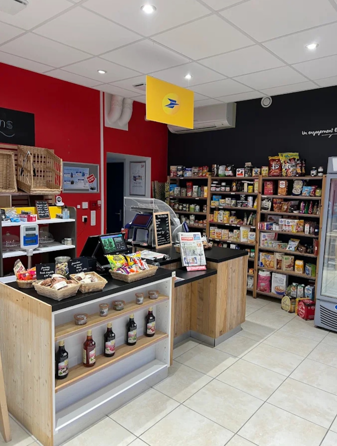 Remise en vente suite à acheteur non sérieux.
Surnommé "Le Château".
Fond de commerce épicerie multi-services (licence VI mise à disposition par la Mairie) FDJ, Gaz, dépôt de pain, bar, Poste, petite restauration, produits locaux, Dauphiné...
crêpes/gaufres, glaces...
Soirée à thème.
Forte demande pour développer la partie restauration (actuellement exploitée uniquement le dimanche midi).
Village de 600 habitants + alentours. 
Clientèle fidèle et touristique, cyclistes, motards...
Sur la route touristique, à 8 kms du Lac d'Aiguebelette en Savoie.
Belle et grande terrasse, un local  (avec point eau) pour commerce éphémère est disponible (source de revenus supplémentaires).
Logement 159 m2 comprenant la cuisine pro (matériel mis à  dispo par la Mairie) attenant au commerce de 100m2.
Bail 9 ans en cours.
Nouvelle Mairie mise en place.
Très belle affaire à développer dans un cadre bucolique.
CA 123200 € ttc.
La vente se fera uniquement avec des personnes sérieuses, désirant dynamiser et perpétuer la vie de village.
Les chiffres seront fournis avec clauses de confidentialité.
Curieux s'abstenir.
Vente pour autre projet.