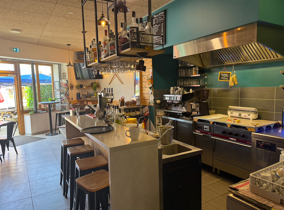 PRIX NÉGOCIABLE

Fonds Bar / Tabac / Petite restauration + 3 chambres d’hôtel
>> Avec logement de fonction neuf <<
Village dynamique dans les Monts du Forez (Loire)
Idéal couple – Projet de vie en ruralité – Établissement clé en main

Vous rêvez de reprendre un commerce vivant, au cœur d’un village chaleureux, avec un logement moderne déjà inclus dans le bail ? Cette affaire est faite pour vous.
Situé à La Côte-St-Didier, village rural de 520 habitants à 700 m d’altitude (fusion La Côte-en-Couzan / St-Didier-sur-Rochefort en 2025), ce bistrot de village proposant les activités de café, bar, tabac, petite restauration, hôtel de 3 chambres et des événements, est un véritable lieu de vie essentiel apprécié des habitants, des randonneurs et des professionnels de passage.

⭐ LES ATOUTS DU FONDS
* Licence IV + débit de tabac 
* Bâtiment entièrement refait en 2017
* Cuisine professionnelle équipée, prête à l’emploi
* 3 chambres d’hôtel avec salle de bain privative
* Salle chaleureuse 23 couverts + 2 terrasses extérieures
* Pas de travaux à prévoir
* Seul commerce de ce type dans le secteur
* Localisation idéale : en plein centre du village, sur la place

⭐ UN VILLAGE DYNAMIQUE AVEC TOUS LES SERVICES
La Côte-St-Didier regroupe :
* une école 
* un bureau de poste
* un EHPAD
* une communauté thérapeutique
* une boulangerie, un coiffeur, ..
* une MAM ouvrant en 2026 → Une clientèle diverse, présente toute l’année.
* De nombreux axes de développement possibles 
Le commerce joue un rôle social majeur : lieu de rencontre, animations, passage quotidien des habitants, relais des associations…

⭐ LOGEMENT DE FONCTION INCLUS DANS LE LOYER
Au 2e étage du bâtiment, un appartement lumineux et confortable :
* 2 chambres
* Grande pièce de vie avec charpente apparente
* Cuisine ouverte 
* Dressing + nombreux rangements
* Salle de bain + WC séparés
* Logement traversant avec vue sur la place et les monts du Forez

📌 Loyer total (commerce + logement) : 830 € TTC Bail 3-6-9 détenu par la commune.

⭐ IDÉAL POUR
* Un couple souhaitant s’installer dans un cadre de vie apaisant
* Une reconversion professionnelle
* Un(e) professionnel(le) CHR cherchant une affaire stable et polyvalente
* Toute personne voulant un commerce essentiel au cœur d’un territoire actif
Accompagnement à la transmission possible.

📞 Prix : nous consulter
Dossier complet + photos sur demande. Visites possibles sur rendez-vous.